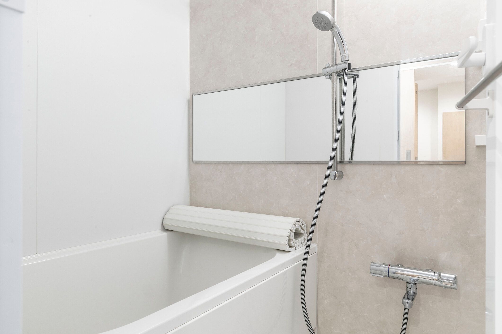 「クエン酸」を使った鏡の掃除方法｜注意点や汚れが取れないときの対処法も解説