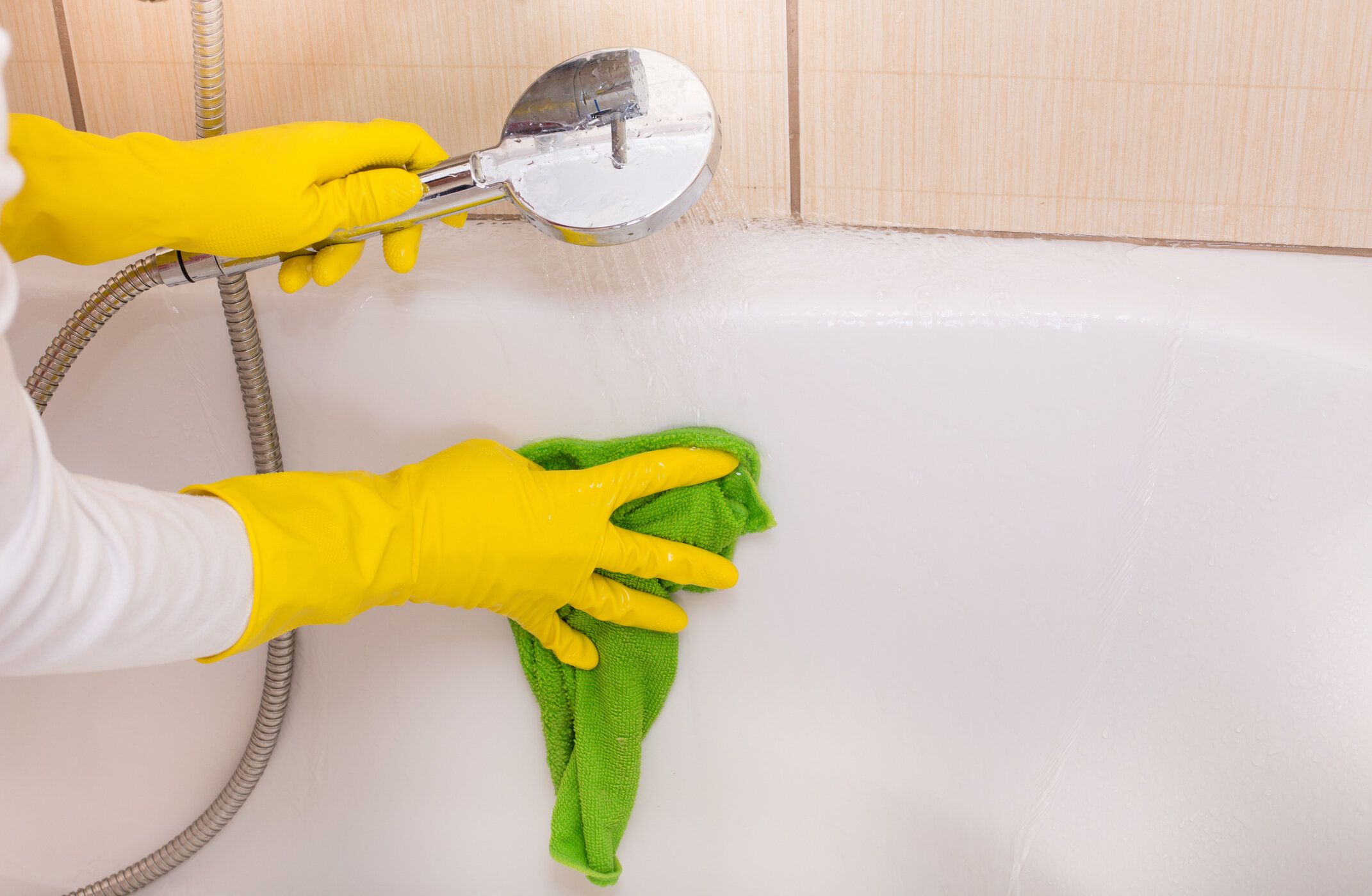 100均で購入できる便利なお風呂掃除道具とは？洗剤の選び方も紹介