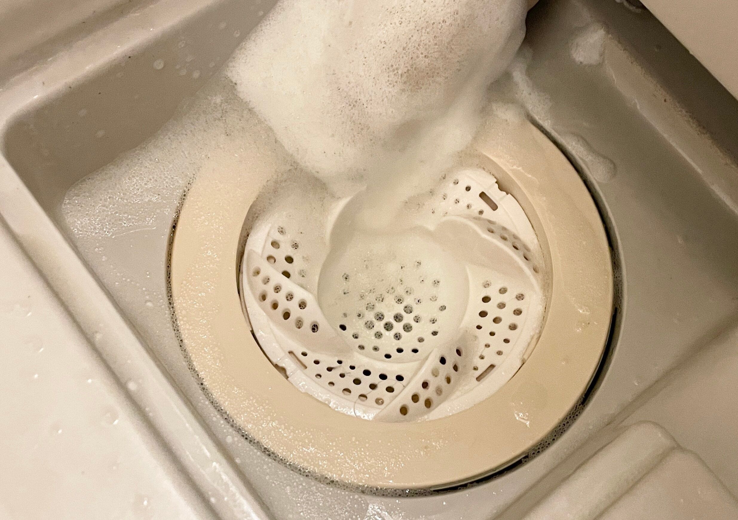 お風呂掃除で髪の毛を簡単に取る方法｜溶かし方や便利グッズの紹介も！