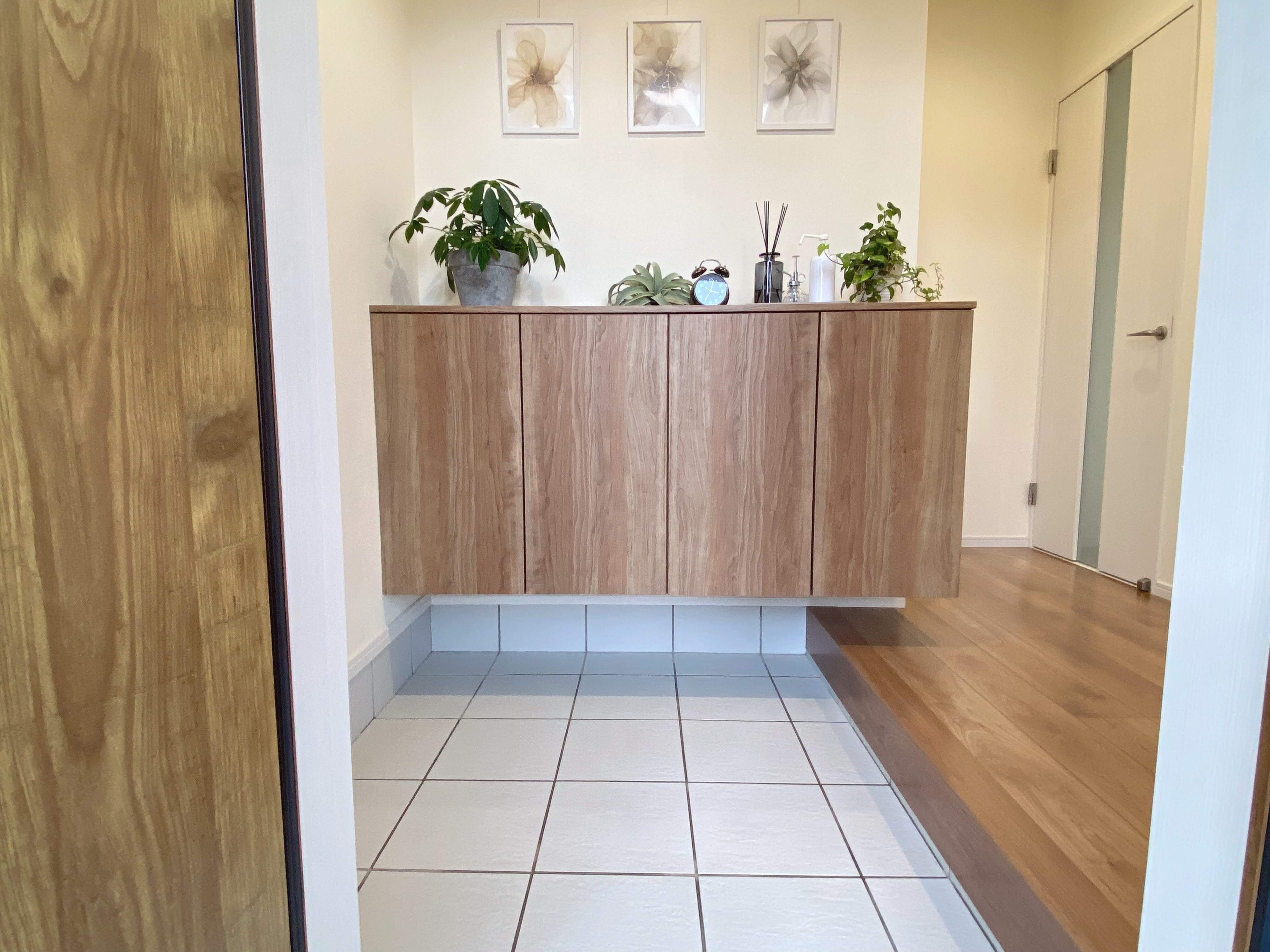 水まきも洗剤も不要！めんどうな玄関掃除を簡単にする方法