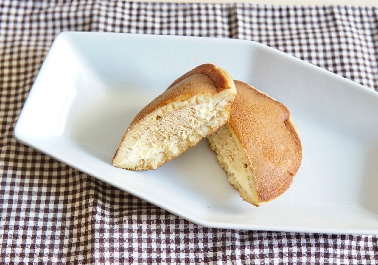 【ローソン】甘くてほろ苦くてほのかな塩気、絶妙な組み合わせの「Uchi Cafe×八天堂　どらもっち　かすたーど＆塩キャラメル」