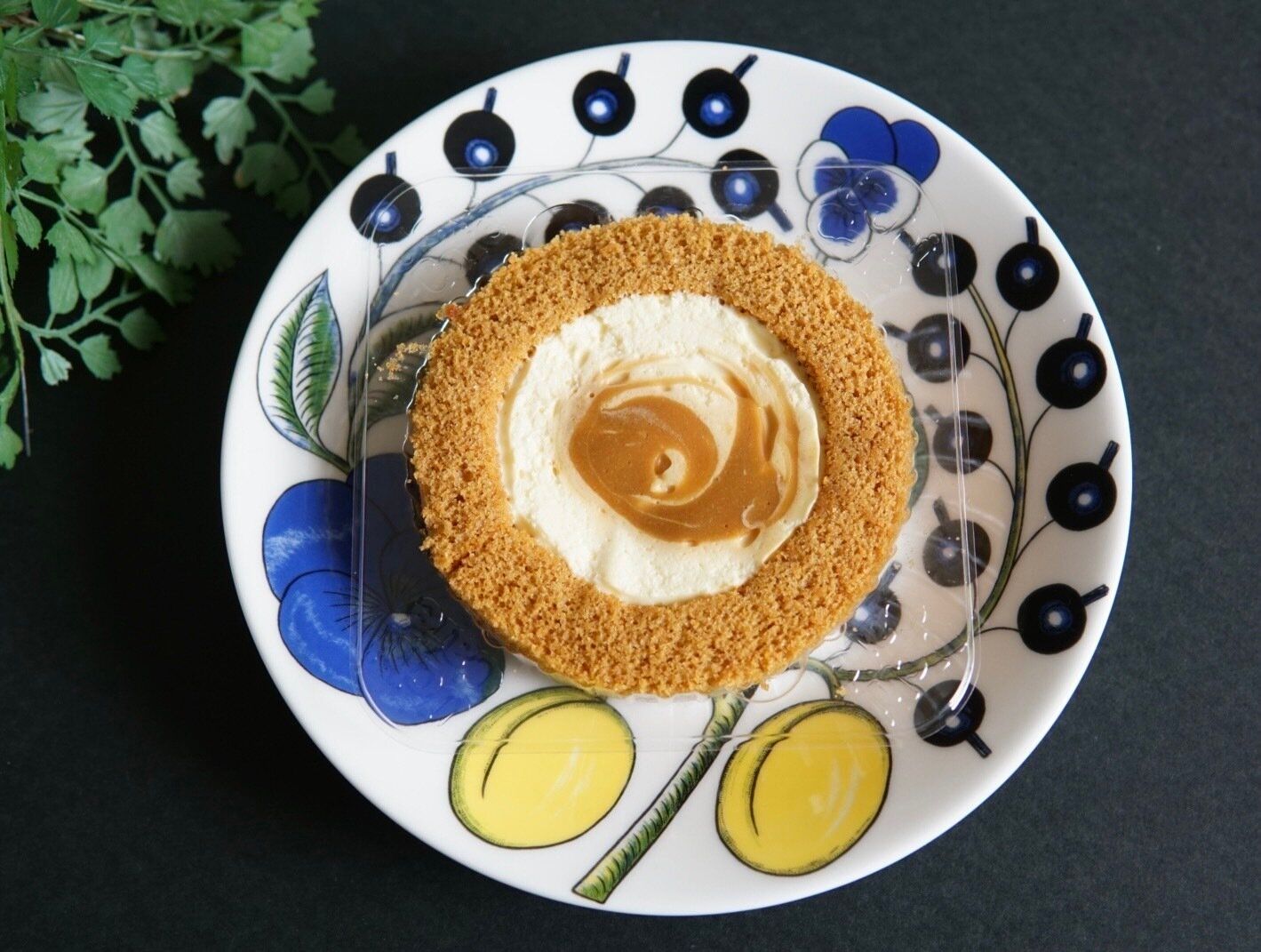 【ローソン】2層のクリーム、ほろにが塩キャラメル感がたまらない「Uchi Café×八天堂　かすたーど＆塩キャラメルロール」