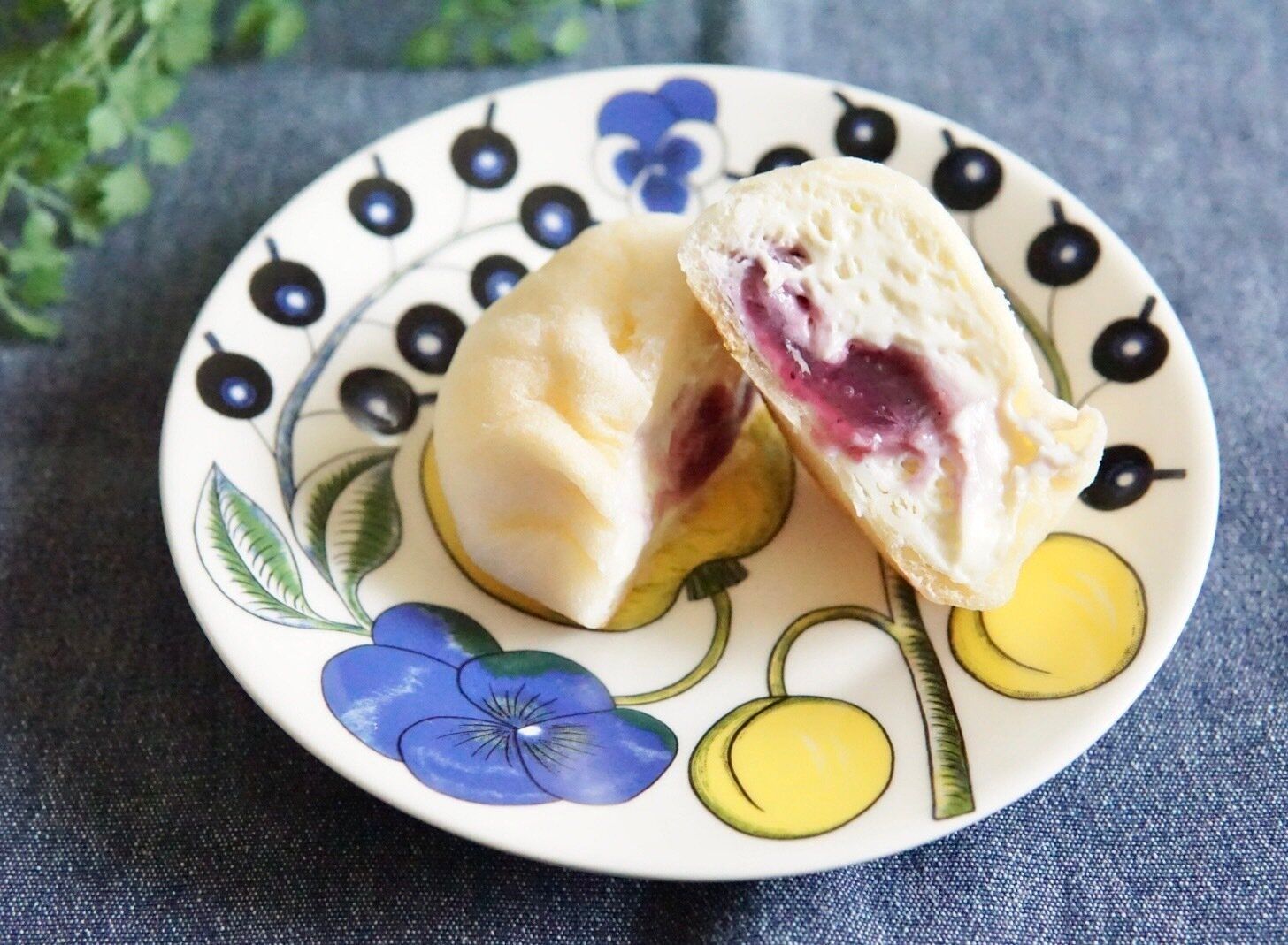 【ローソン】レアチーズとベリーの甘酸っぱさをとろーりクリームで味わう「ホボクリムほぼほぼクリームのシュー（レアチーズ＆ベリー）」