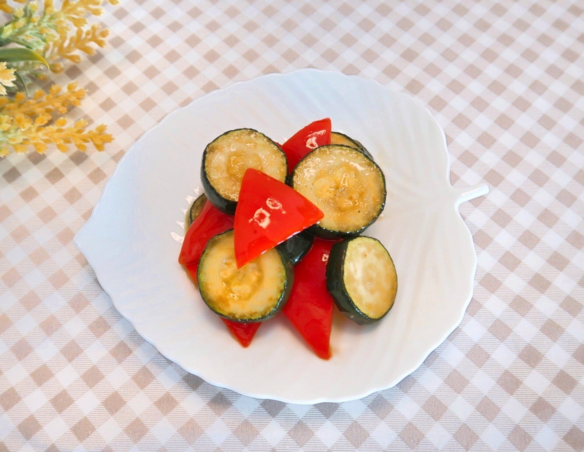 夏野菜の旨味を味わって！【ズッキーニとパプリカの焼きマリネ】のつくり方
