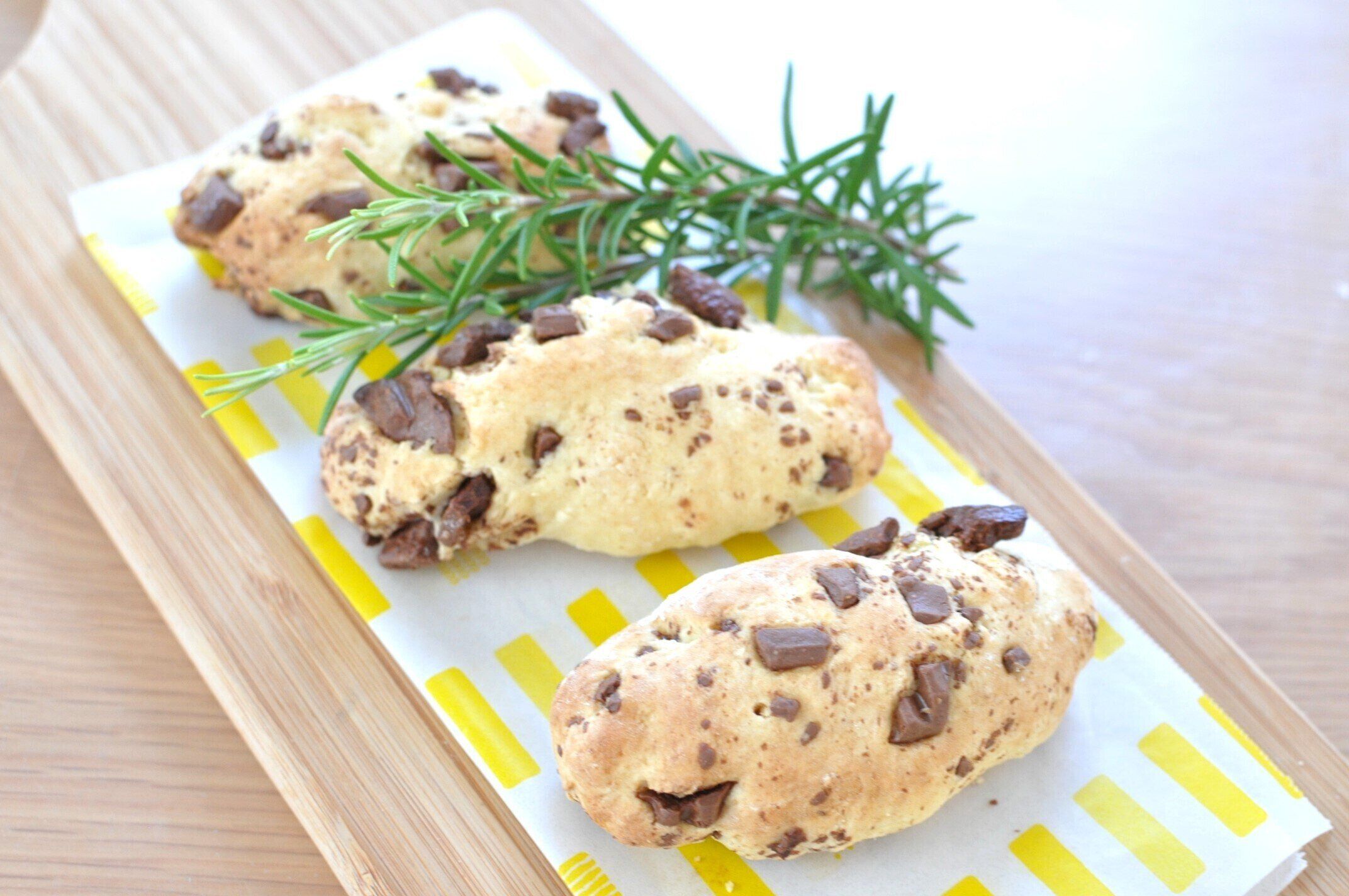 材料4つ【ザクザクチョコパン】HM＆板チョコを混ぜて焼くだけ！サックリ食感のおやつパンレシピ