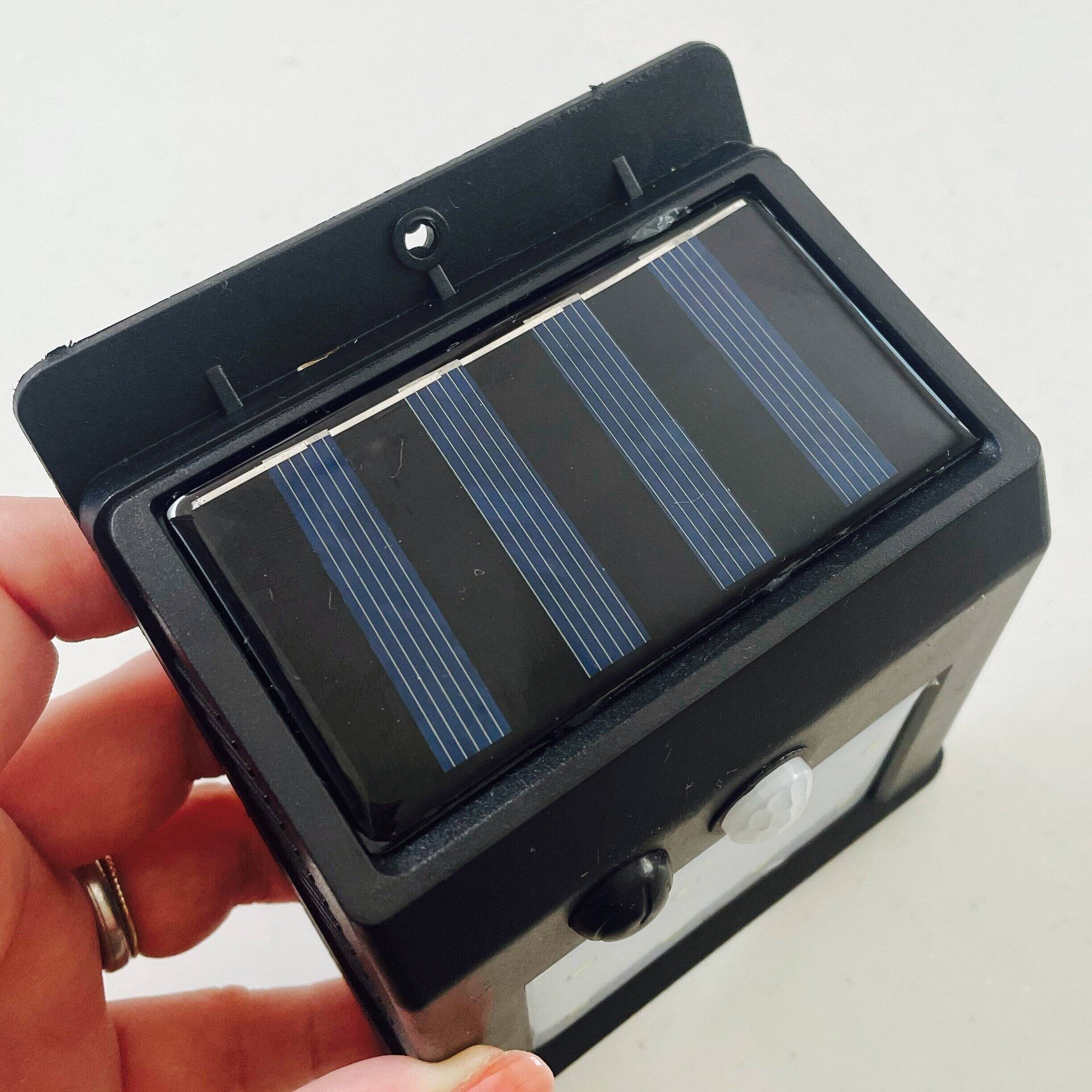 【ダイソー】ここに外灯があったら…が叶う！ソーラーセンサーライトを発見！