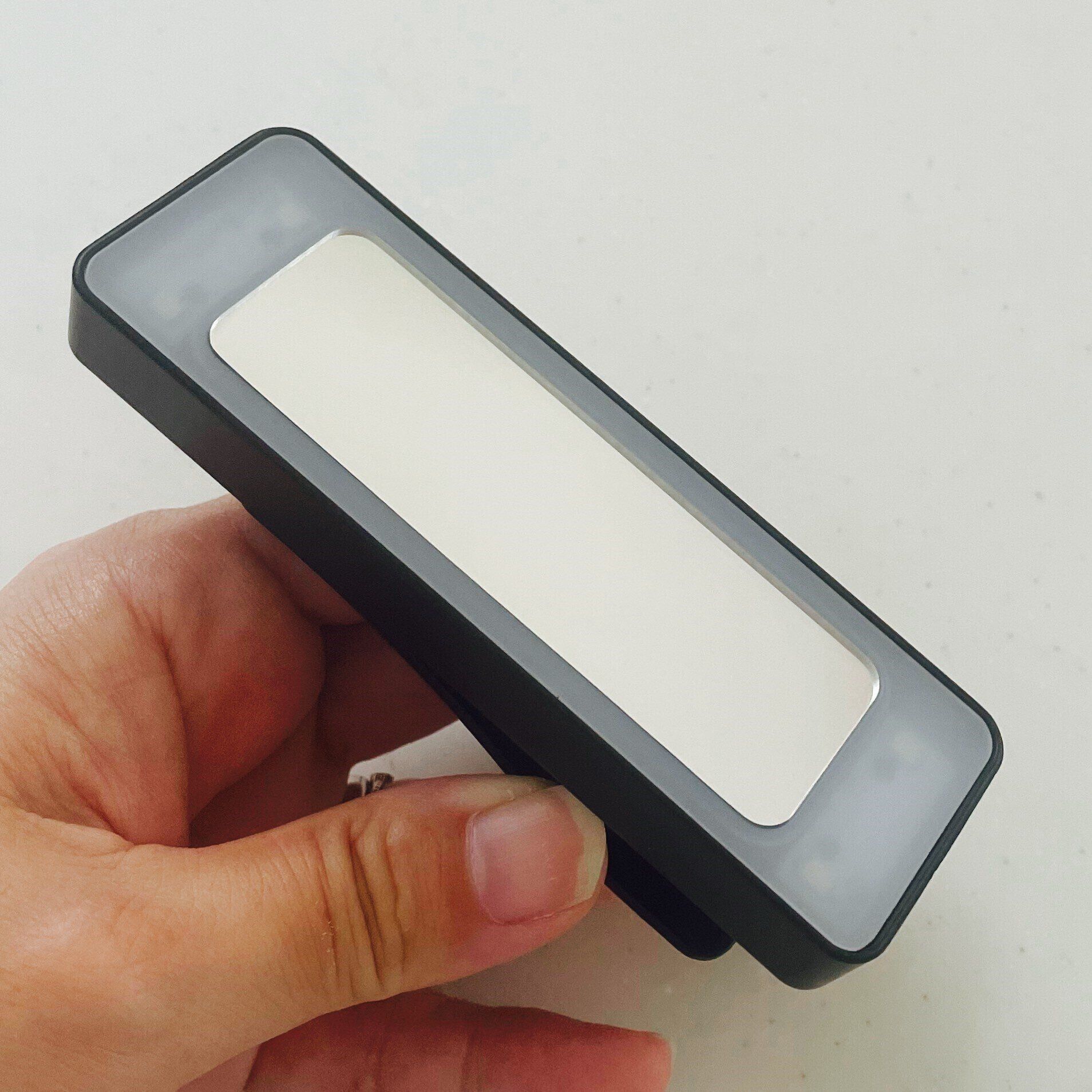 【ダイソー】ライトがつくなんて画期的！「ライト付きミラークリップ」って？