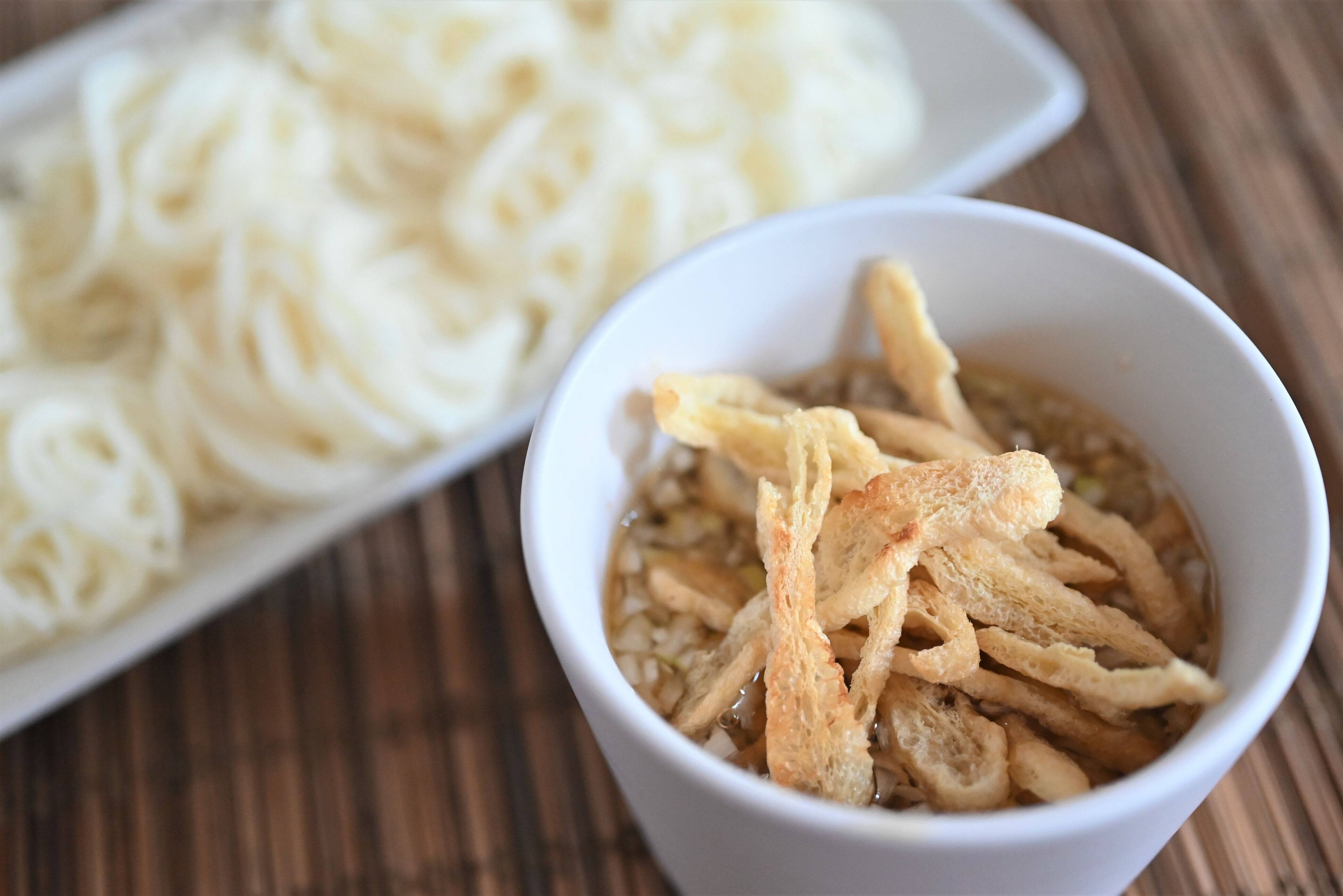 めんつゆだけじゃつまらない！そうめんのつけ汁アレンジ「レモンねぎ塩昆布だれ」レシピ