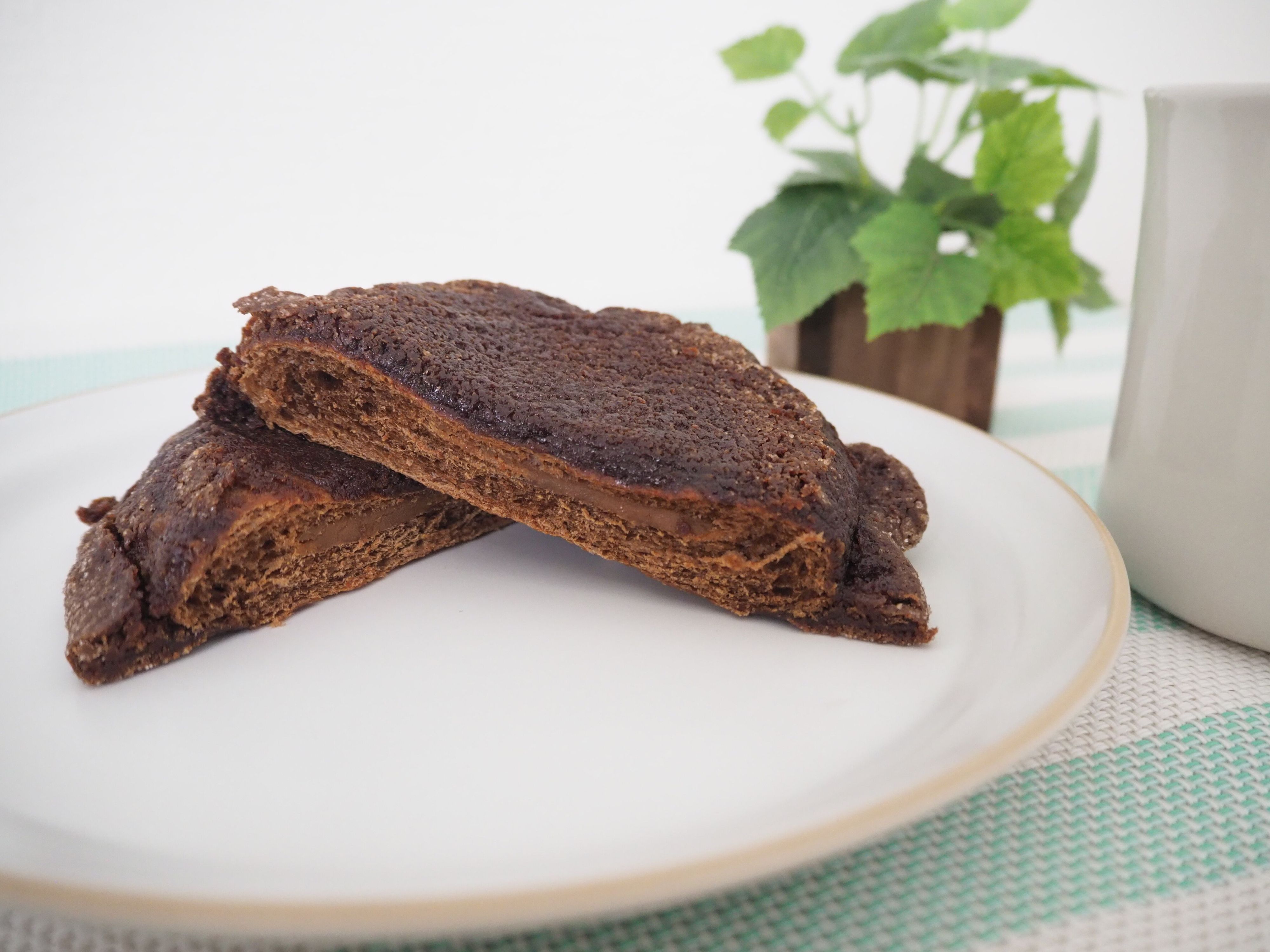 【ミニストップ】牛角とコラボ！平焼き牛角黒蜜きなこメロンパンの深みのある甘みを堪能