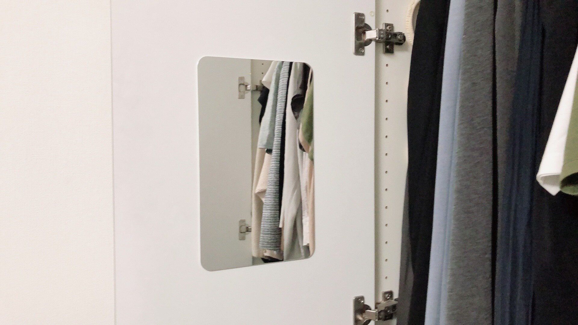 身支度の時短に！ニトリと100円ショップでクローゼット扉裏活用