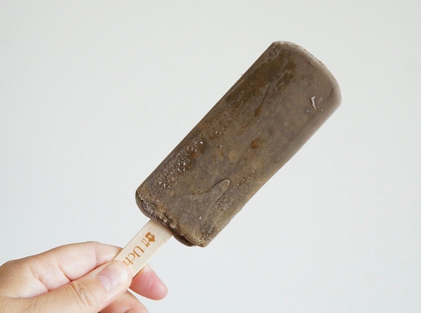 【ローソン】若き茶匠が選ぶ茶葉を使用した「茶師十段関谷祥嗣監修茶葉使用　ほうじ茶ラテバー」