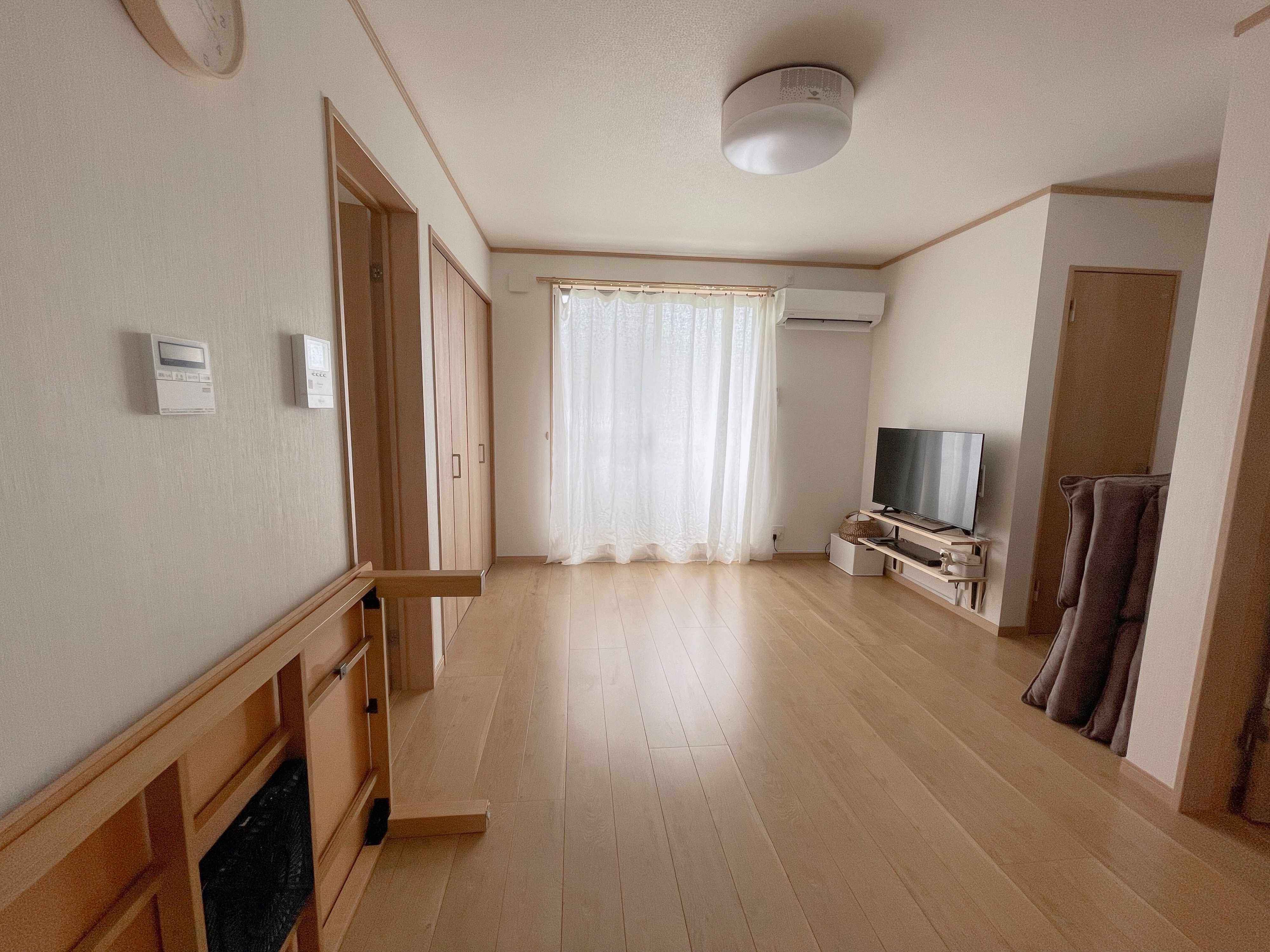 空間づくりが大好きなシンプリストが実践！狭〜いリビングを広々つかうためのアイデア3選