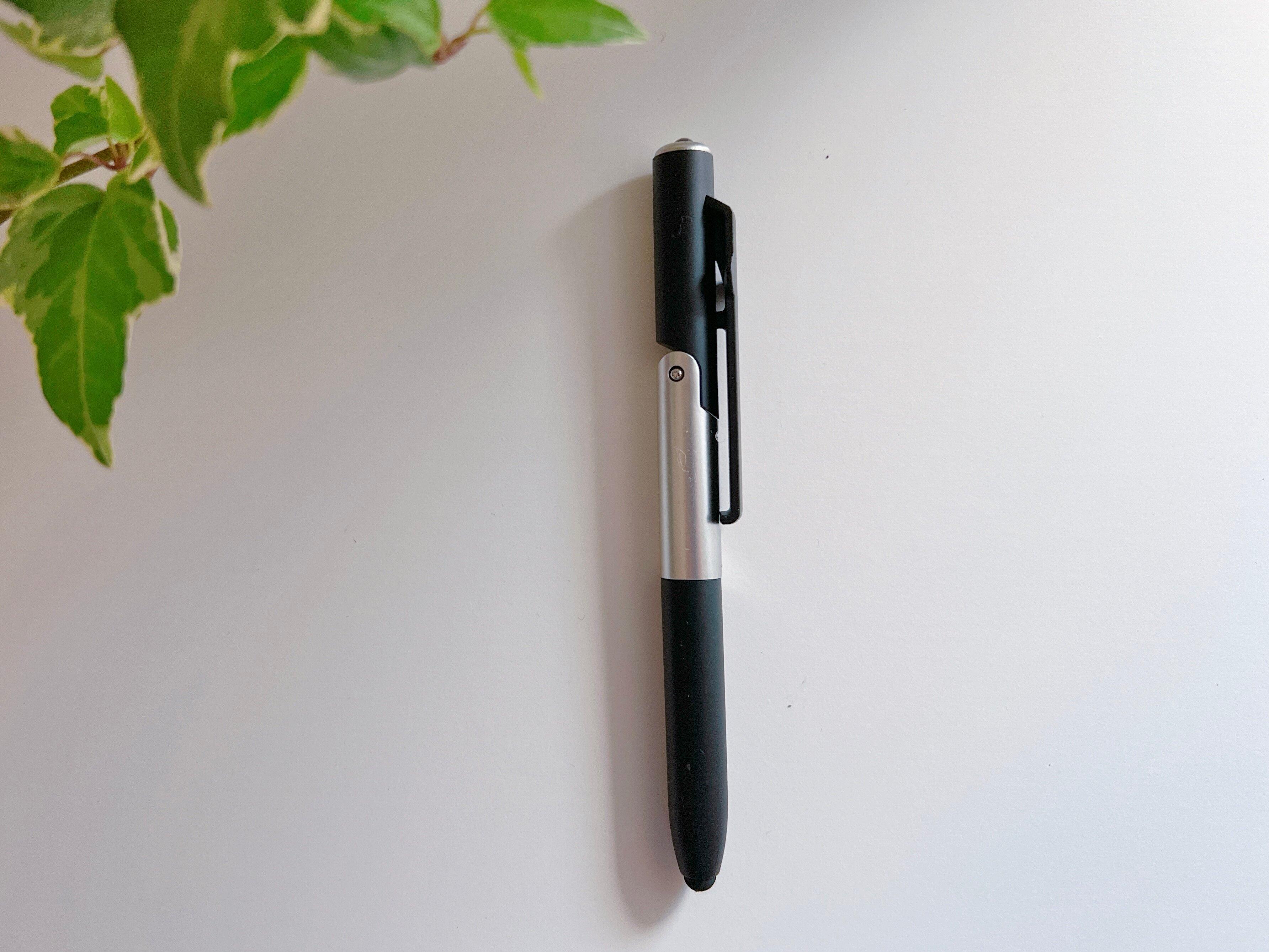 【ダイソー】ペンがスマホスタンドに!?4 in 1の多機能タッチペンがすごすぎる