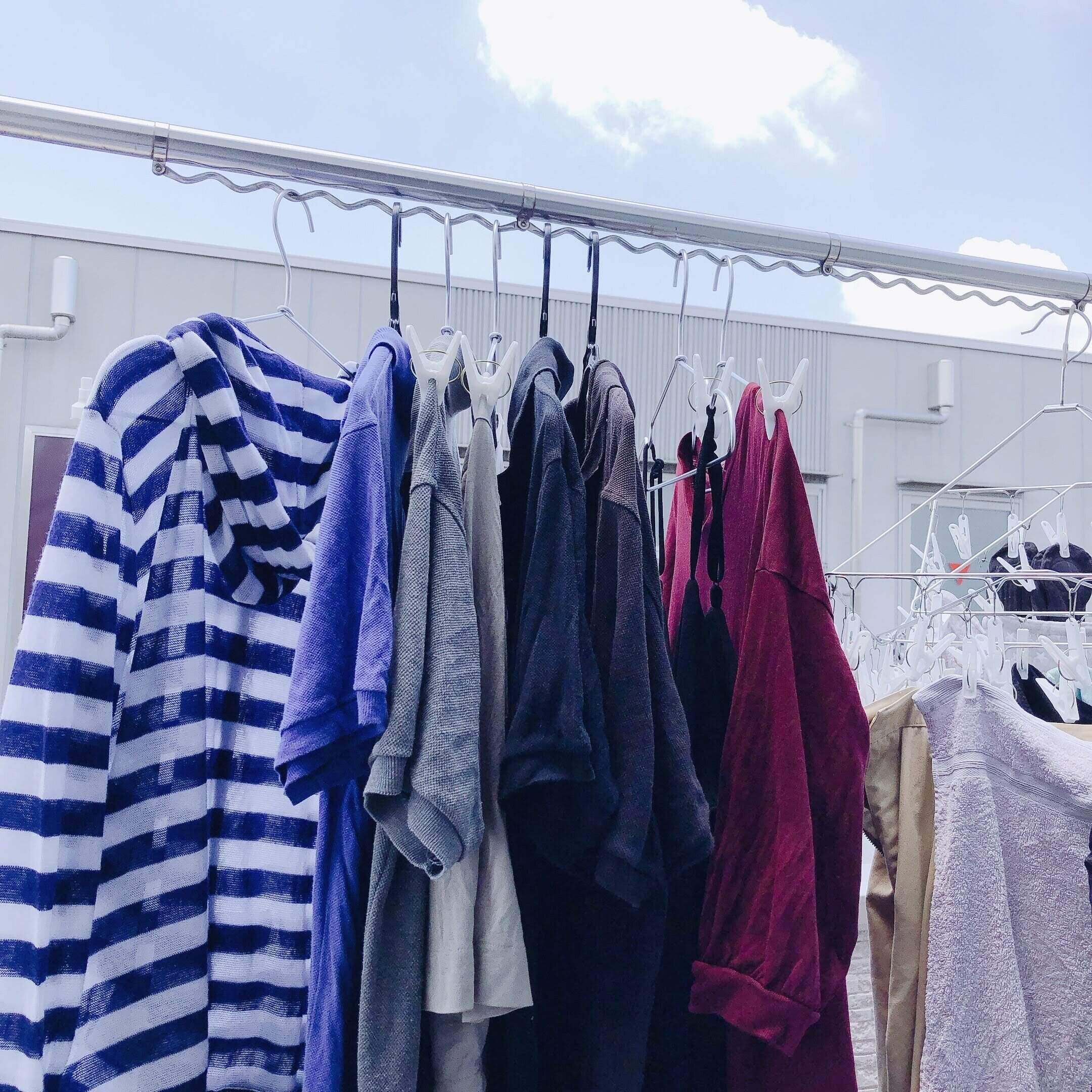 新品に限って飛んでいく…ニトリ×ダイソーで洗濯物干しの強風対策