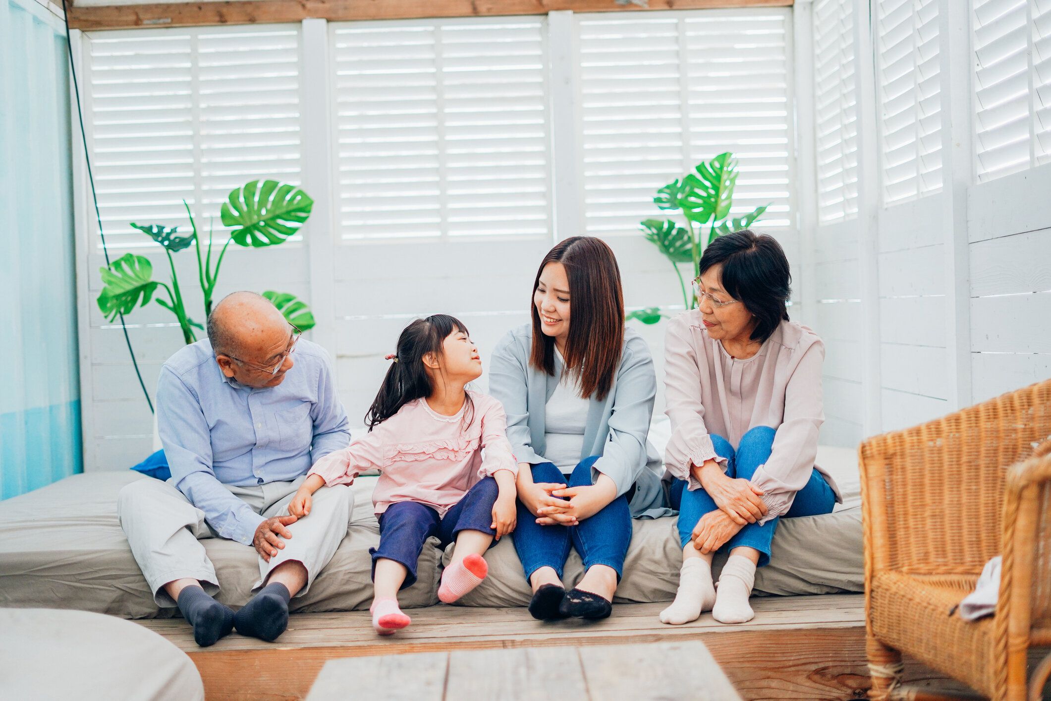 義父母への言葉遣いは敬語？タメ口？タメ口のきっかけは「義父の冗談に入れたツッコミ」という人も！