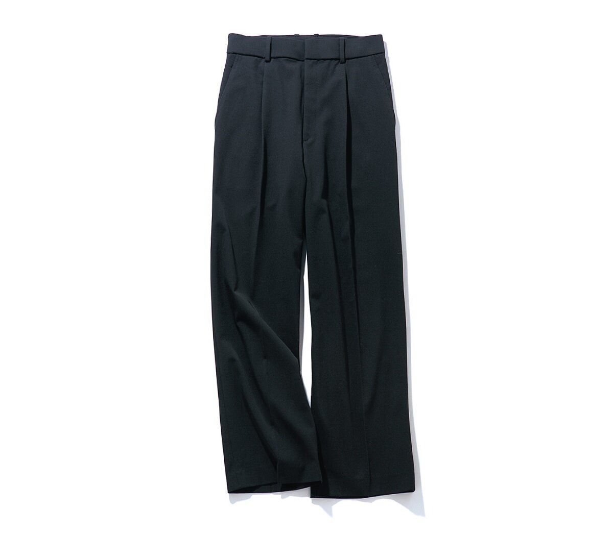 【ユニクロ】40代は絶対買うべき！今年の形にアップデート「ド定番の黒パンツ」の着こなしワザ
