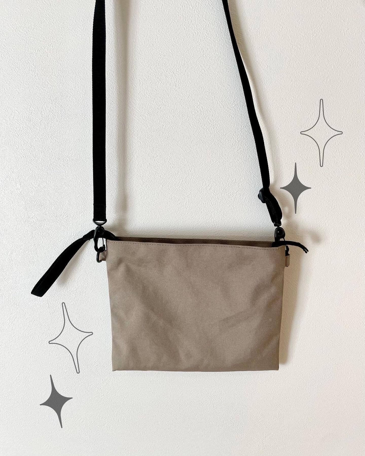 旅行でも大活躍！【無印良品】「軽いし収納力ある！」「超絶優秀！」シンプルでおしゃれな撥水サコッシュが人気