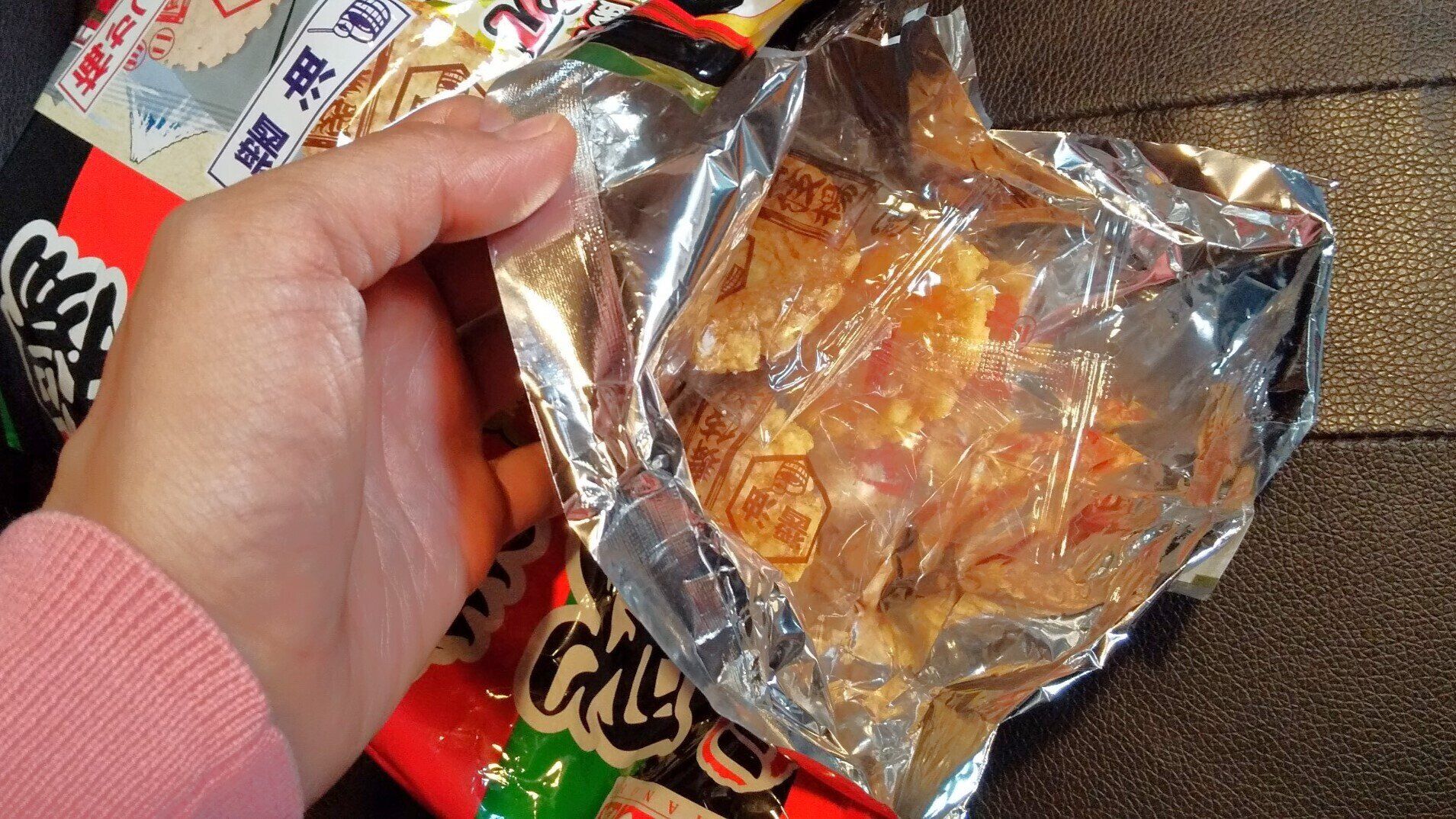 電子レンジで温める以外にもあった！湿気た「おせんべい」をおいしく食べる方法【3選】