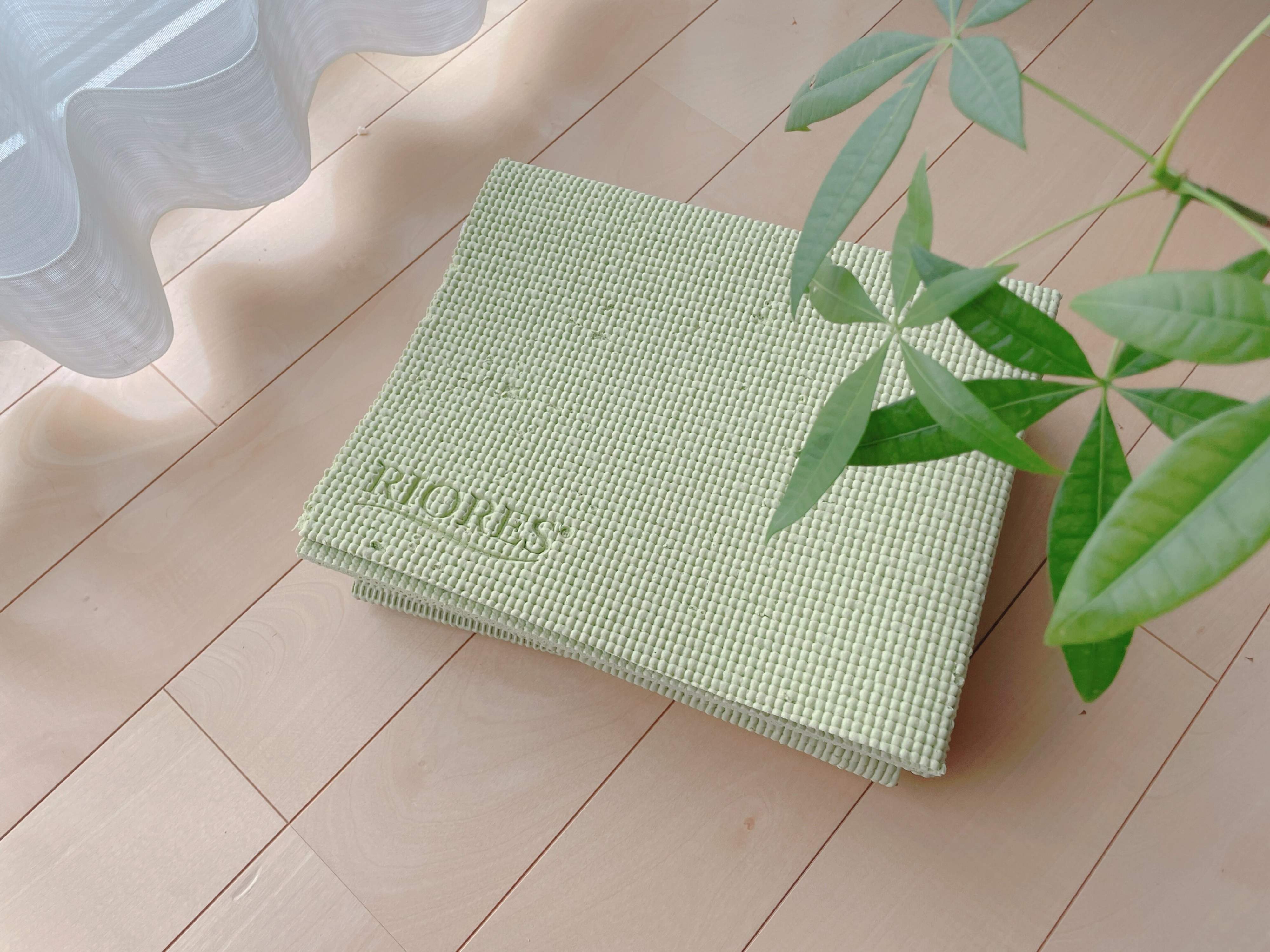 【楽天】くるくる丸める必要なし！なんと！防災用としても使える折りたたみヨガマット！