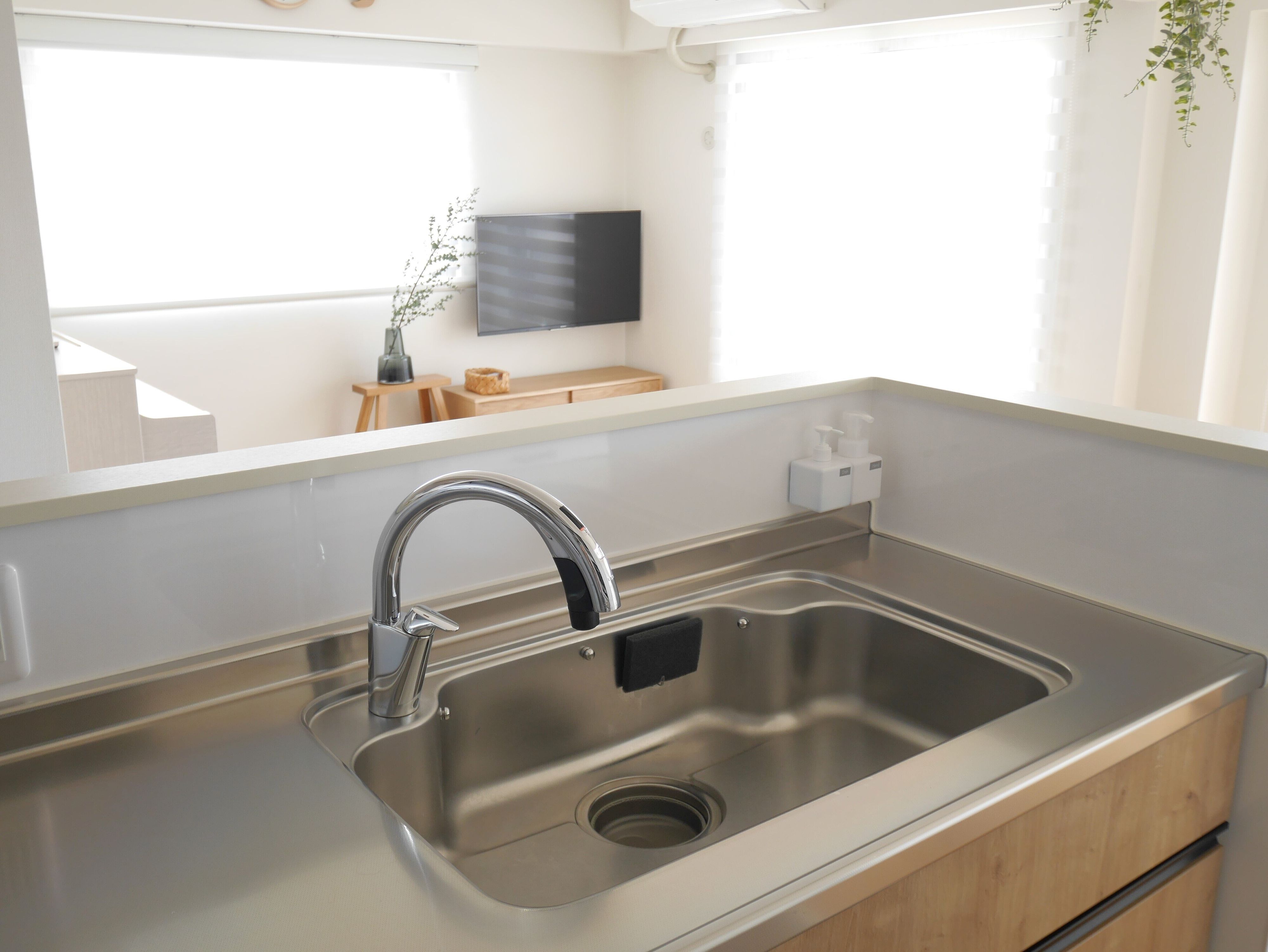 キッチンのキレイが続く！100均で買える「浮かせる収納」おすすめグッズ3選