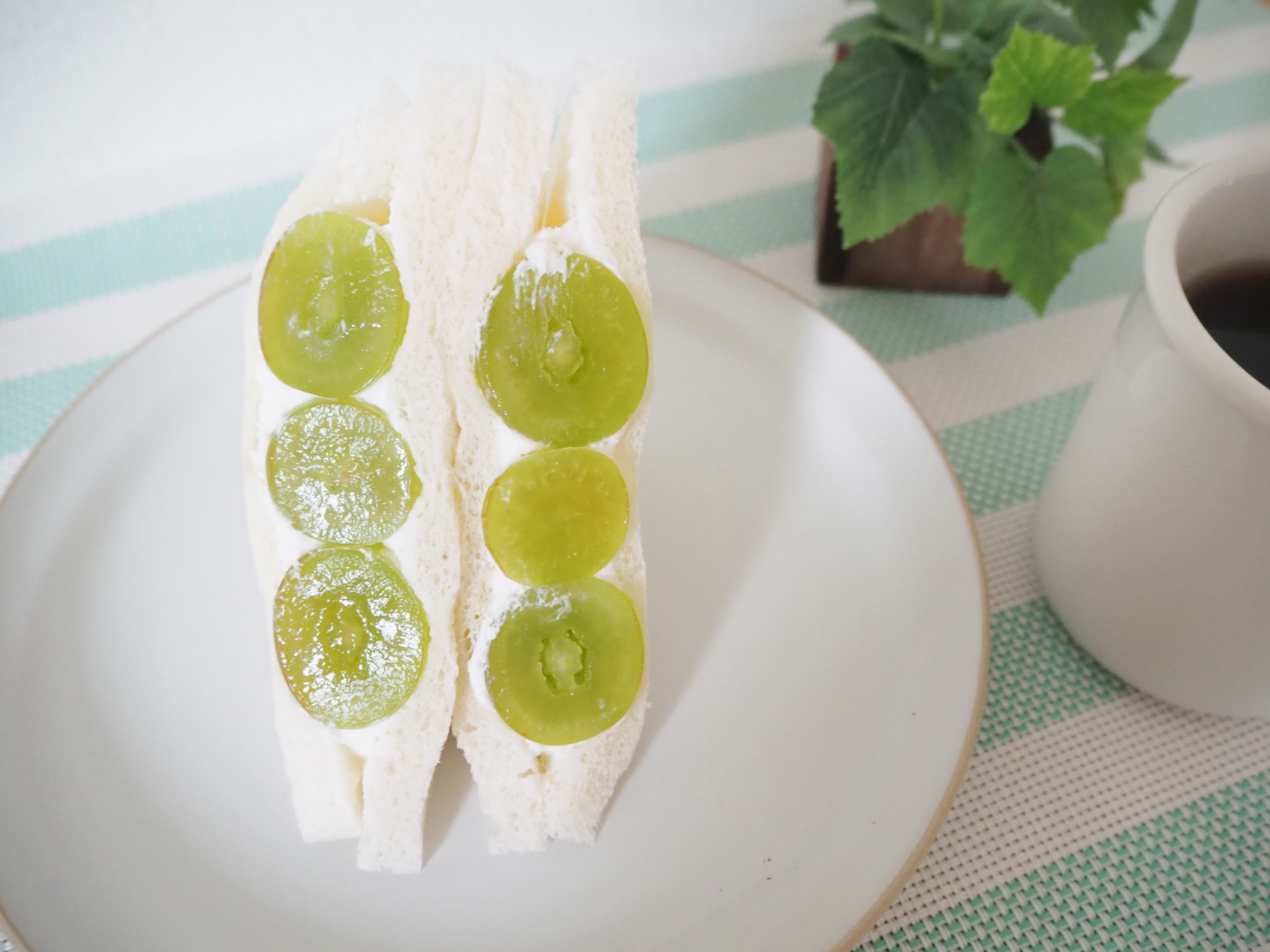 【ミニストップ】大粒ゴロゴロ！シャインマスカットサンドでちょっと贅沢な時間を！