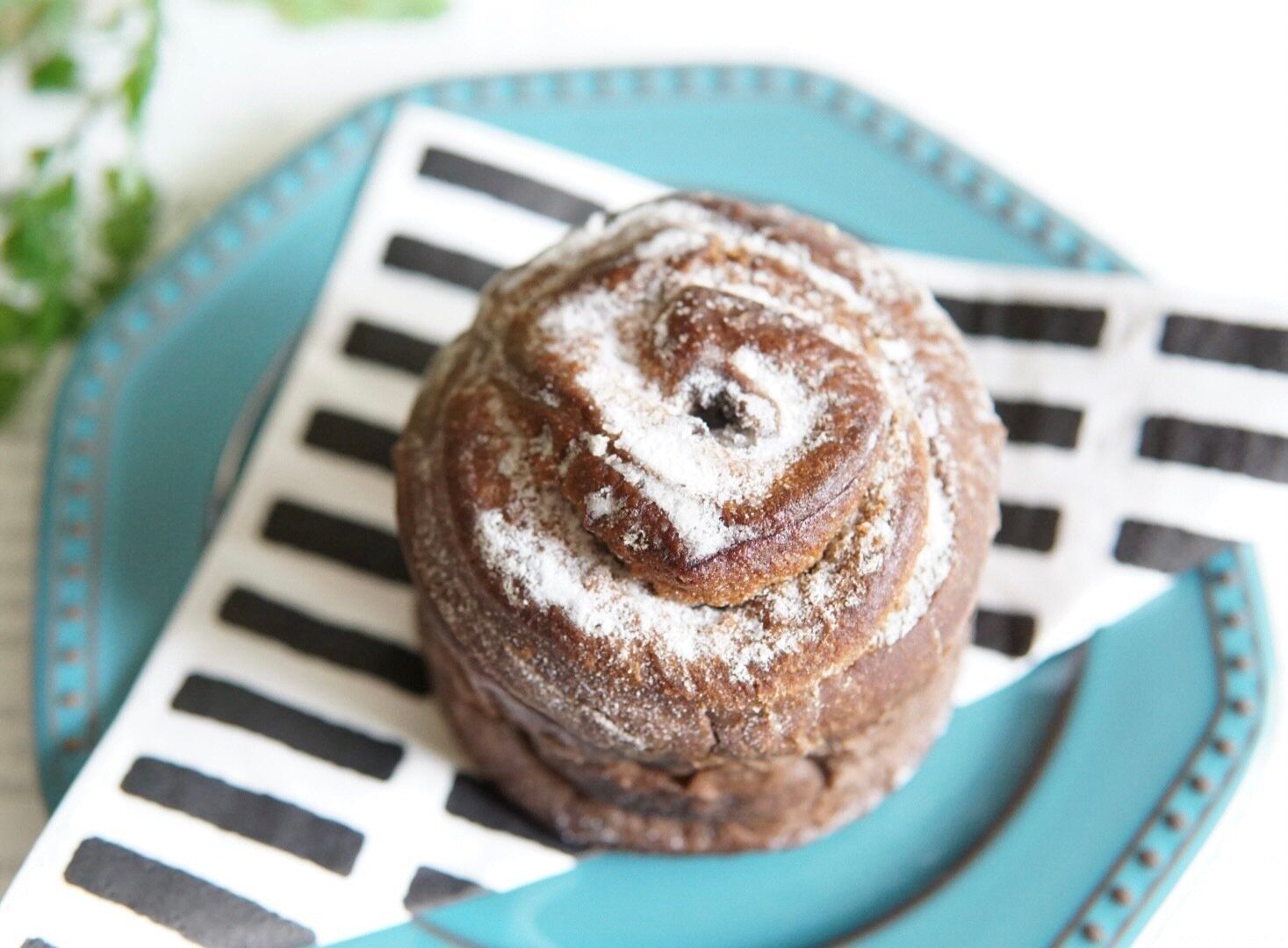 【ローソン】たっぷり濃厚な生チョコペースト出現で多幸感「GODIVA　ショコラクロワッサンマフィン」