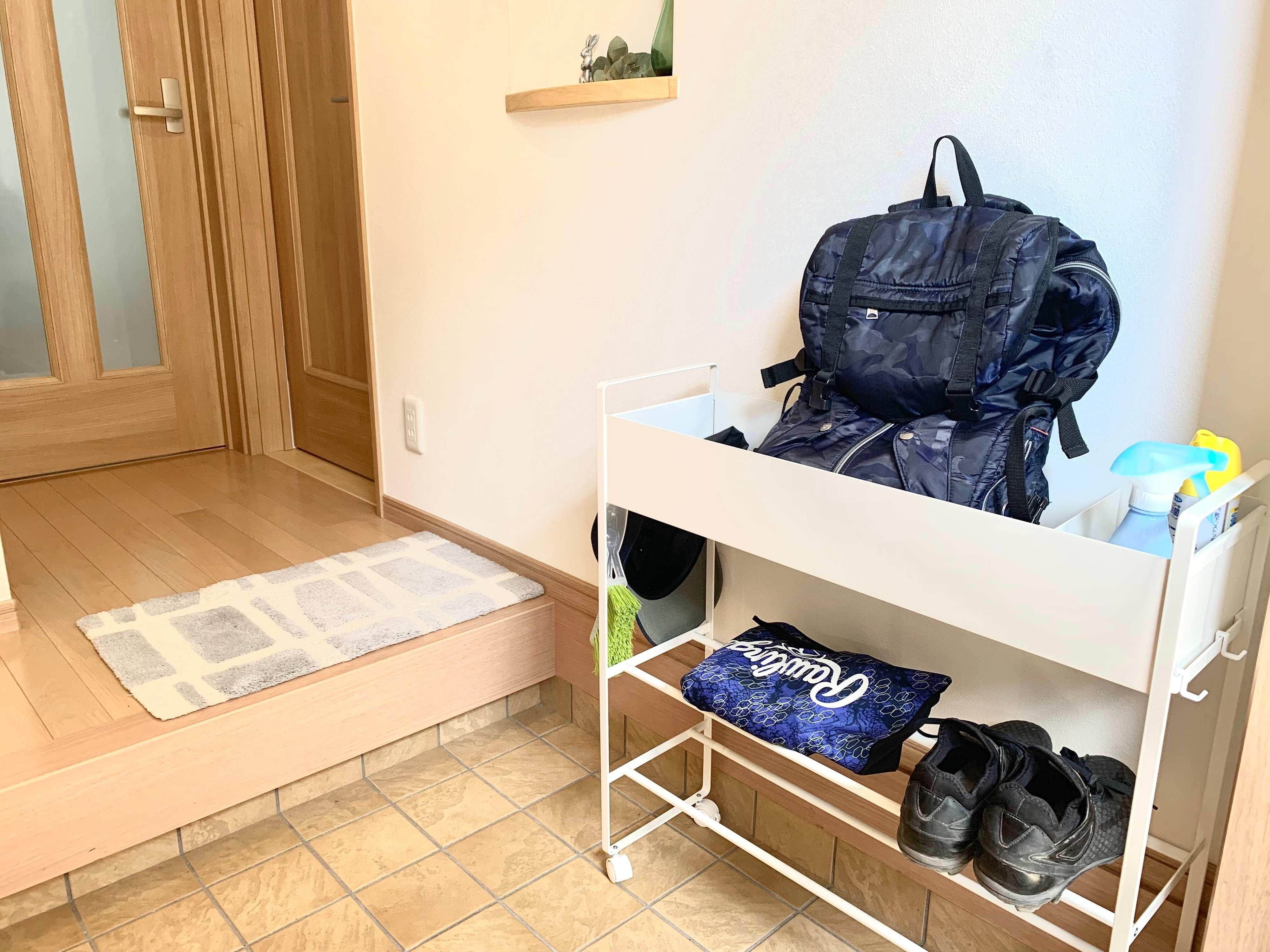 掃除のプロが実際にやっている！「子どもが部活から帰ってきたら家が砂だらけになる問題」を玄関収納ラックで一気に解決！