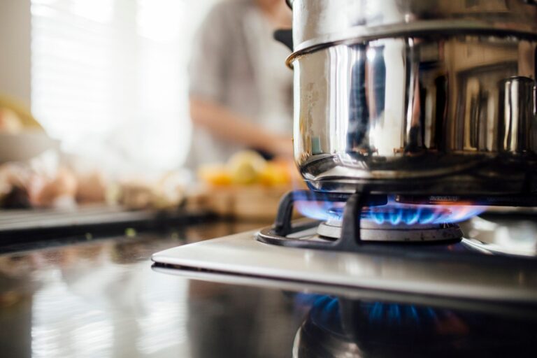 今年の冬のガス代は夏の約2倍以上!? お金の専門家が「ガス不足」と「ガス料金値上げ」を解説