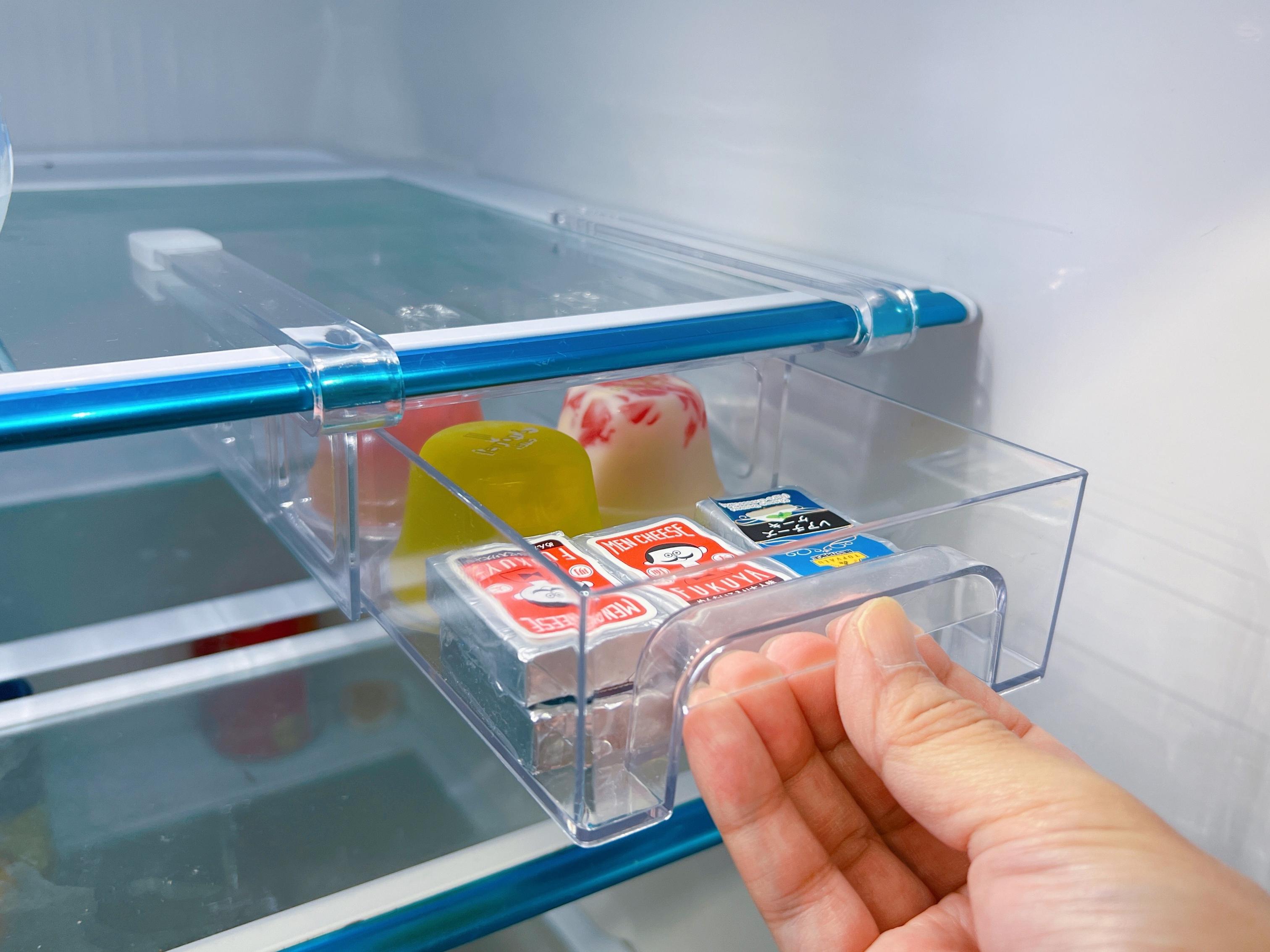 吊り下げ収納でごちゃごちゃした冷蔵庫とオサラバ！ダイソーの冷蔵庫収納トレーで庫内のスッキリが叶う