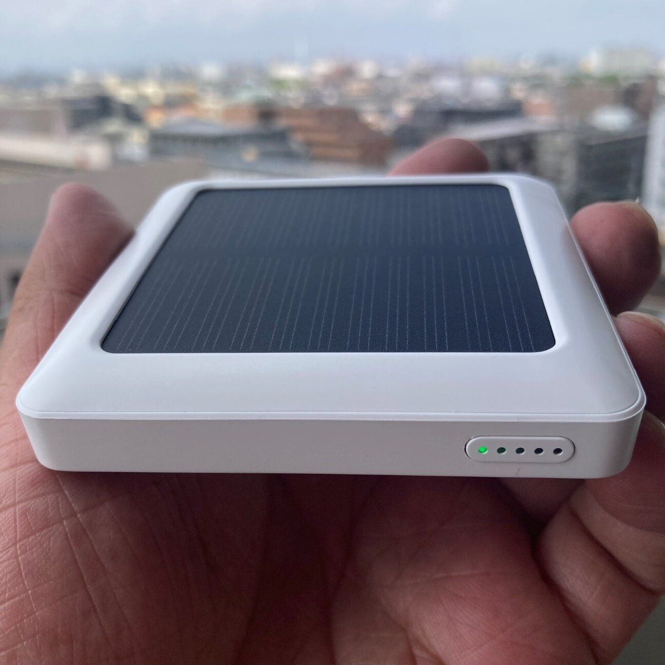 【検証】話題のダイソーアイテム「ソーラー充電モバイルバッテリー」は太陽光のみでフル充電可能か？