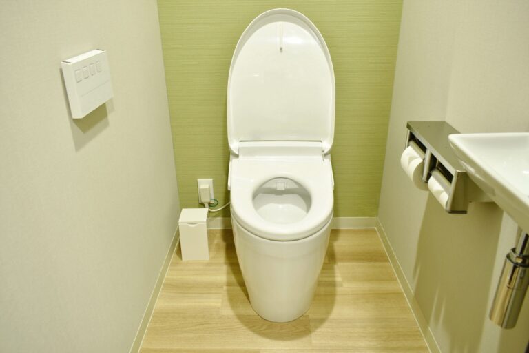 トイレの床掃除の方法は？おすすめの便利グッズや汚れを溜めない方法を紹介