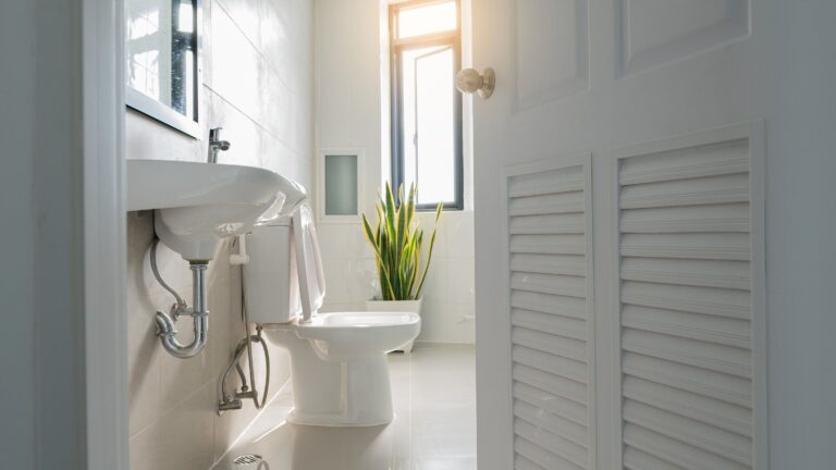 じつはやってはいけない⁉掃除のプロが教える！トイレ掃除のNG行動3選