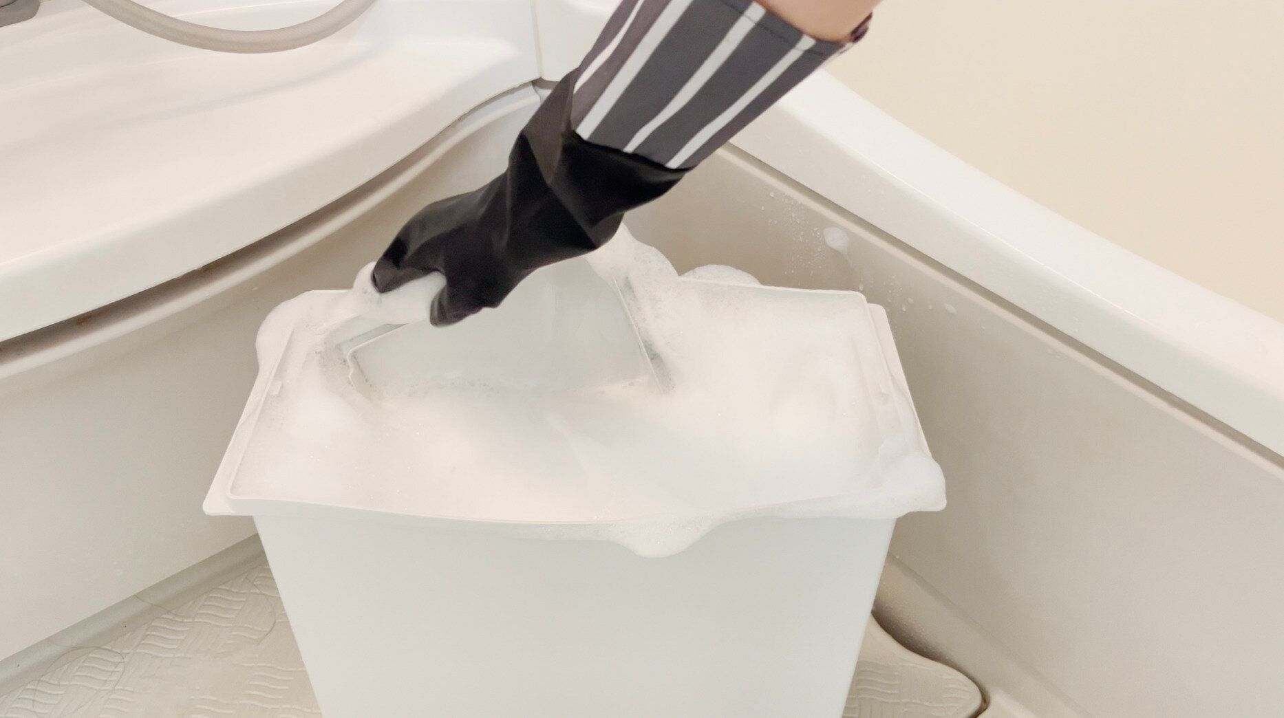 【つけ置きだけOK!】ほったらかしでできる”キッチンのゴミ箱そうじ術”