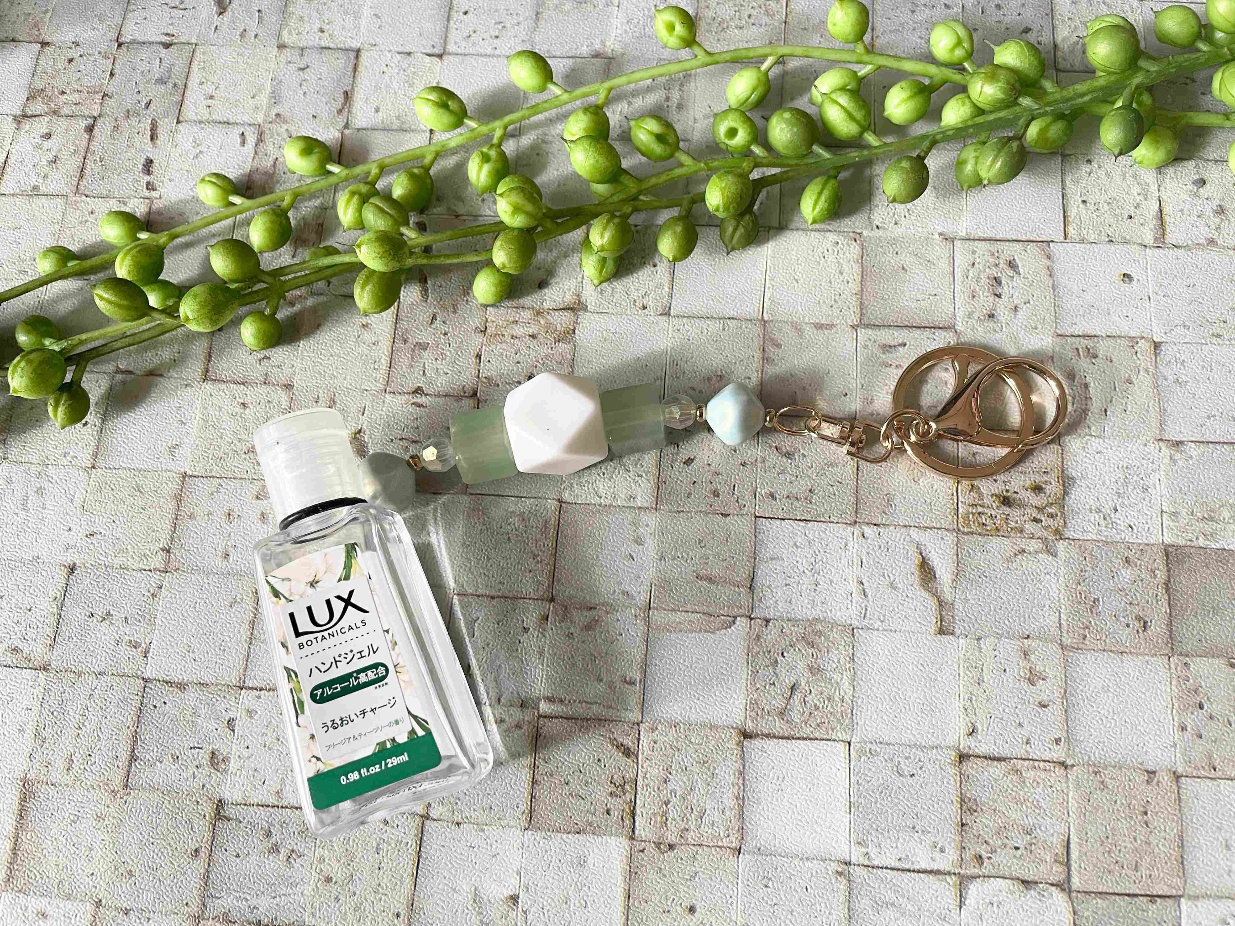 さすがワッツ！他と違うオシャレな携帯ボトルホルダーが110円だよ！