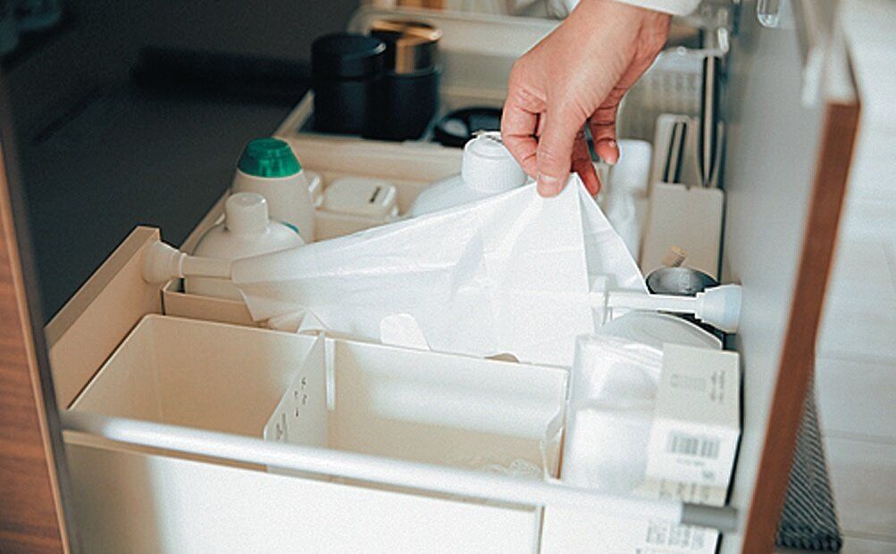 「ここにしまえばよかったんだ！」キッチンの困り物が、ピッタリ収まってめちゃ気持ちいい収納場所