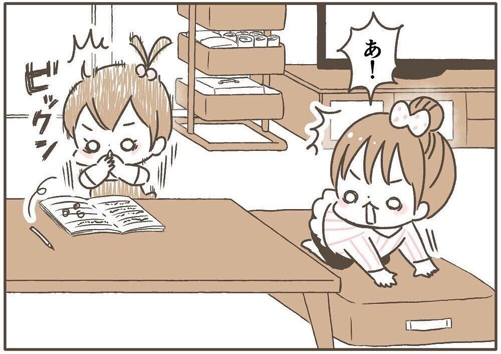 姉の宿題にイタズラをした3歳の妹。バレたときのとっさに隠れた姿がかわいすぎる！