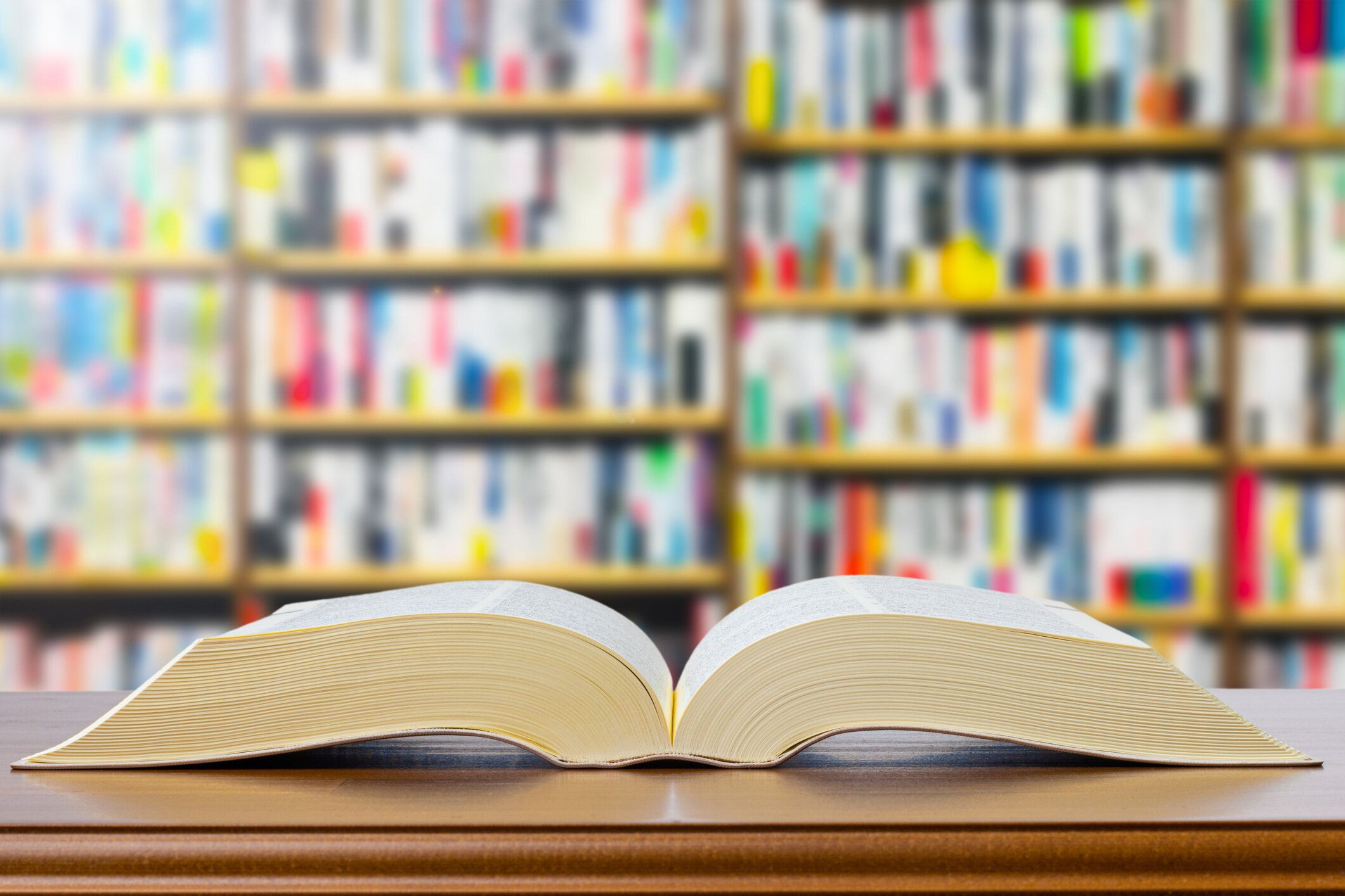 「鑑みる」とは？読み方や意味、「顧みる」との違いや誤用表現も解説