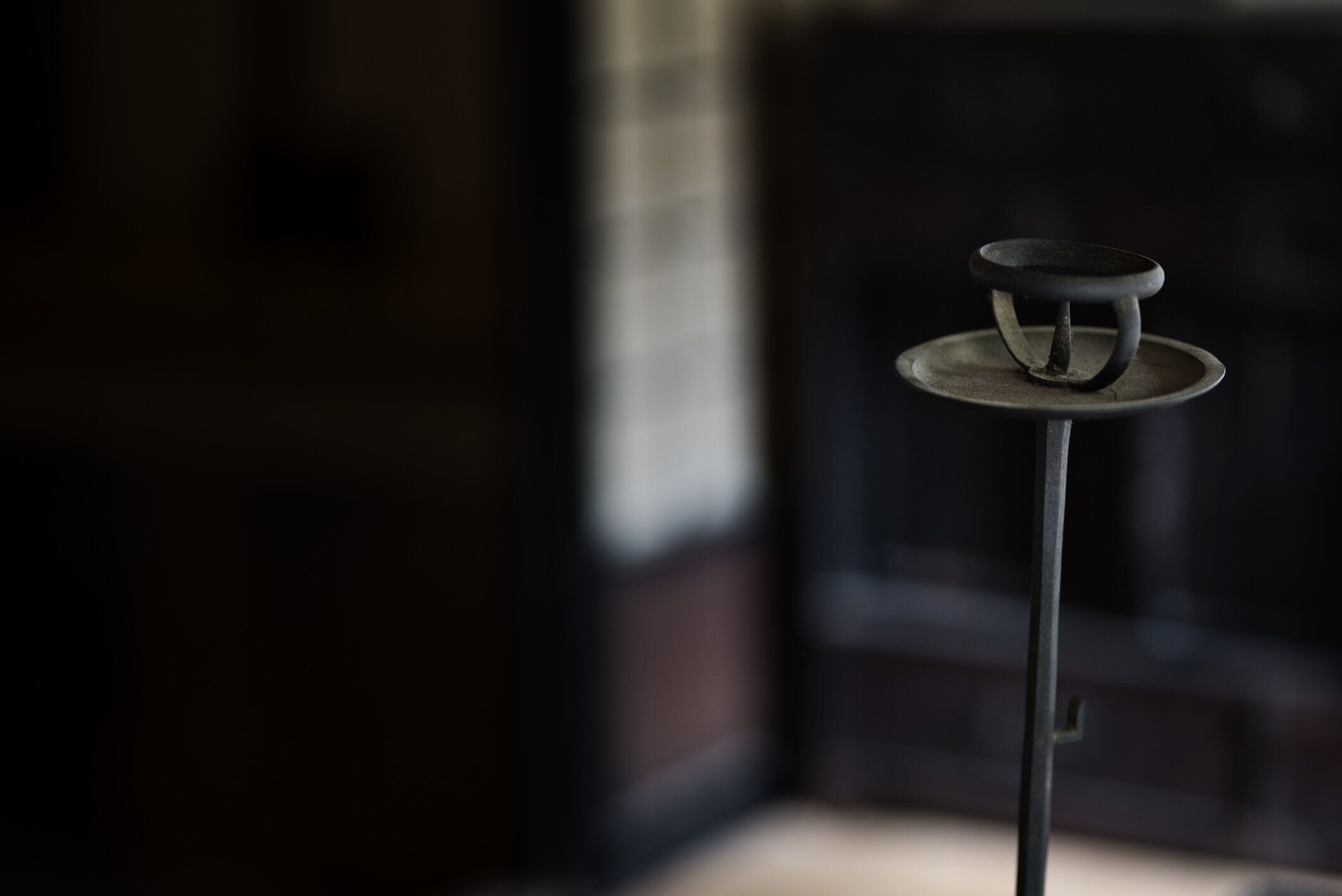 「灯台もと暗し」とは？由来や例文などから誤認されやすい本当の意味を解説