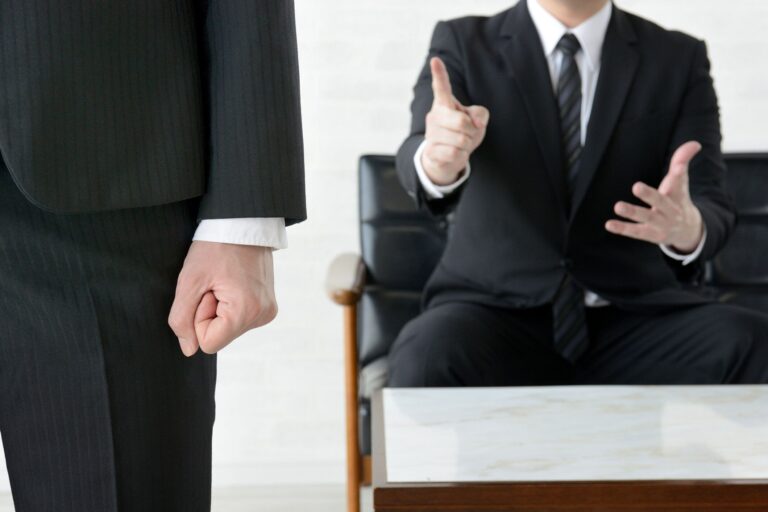 「癪に障る」とは？意味や由来、「癇に障る」との違いを解説します