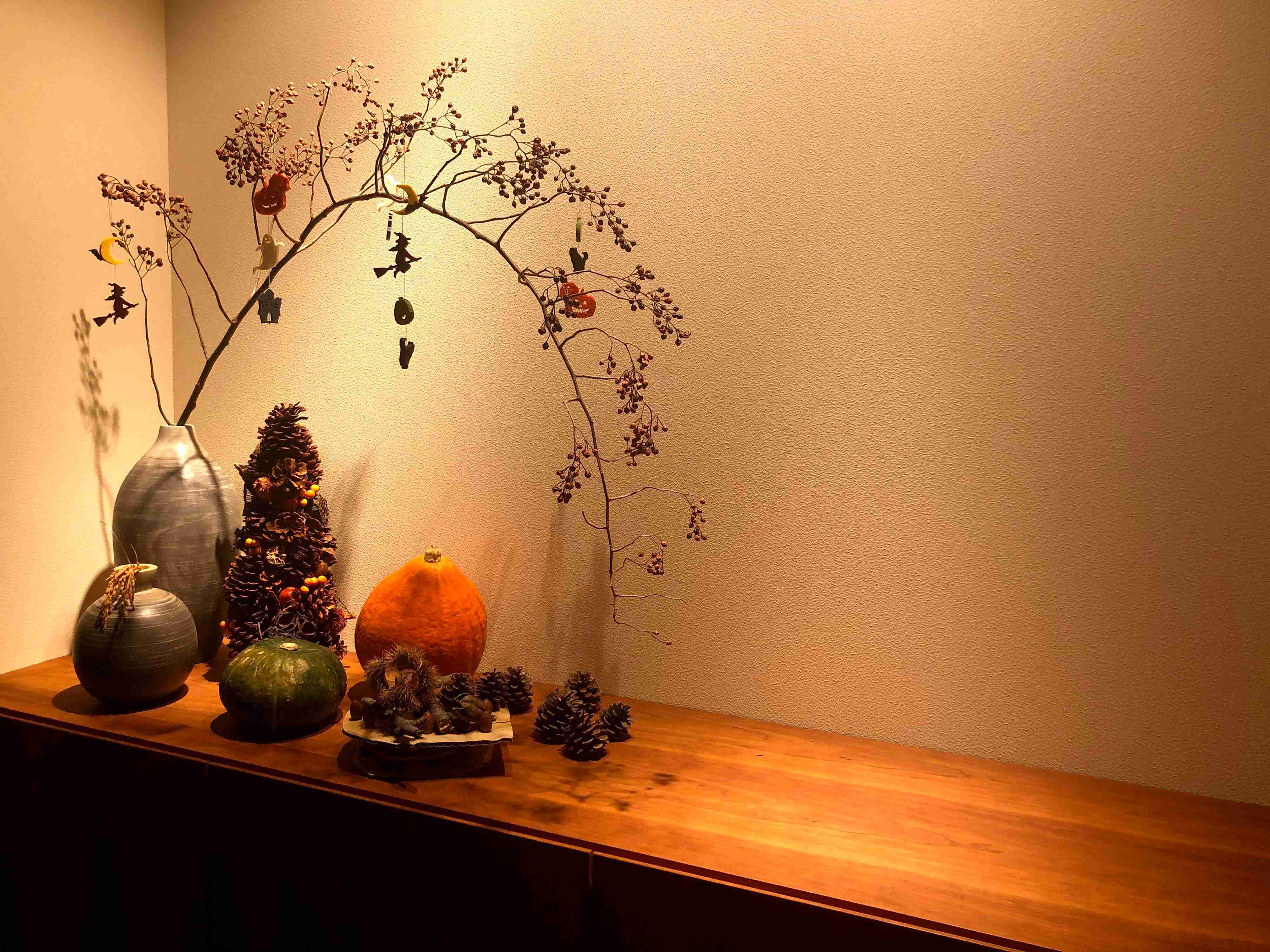 秋の恵みと子供作品で飾るを楽しむハロウィンシーズン！