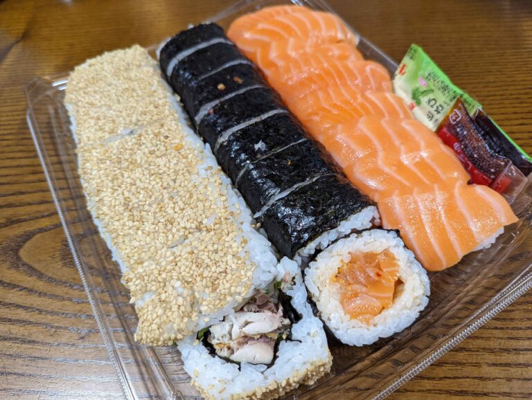 【コストコ】やっぱりお寿司はおいしい！新商品「サーモン＆焼鯖寿司」は具が大きくて食べ応えアリ