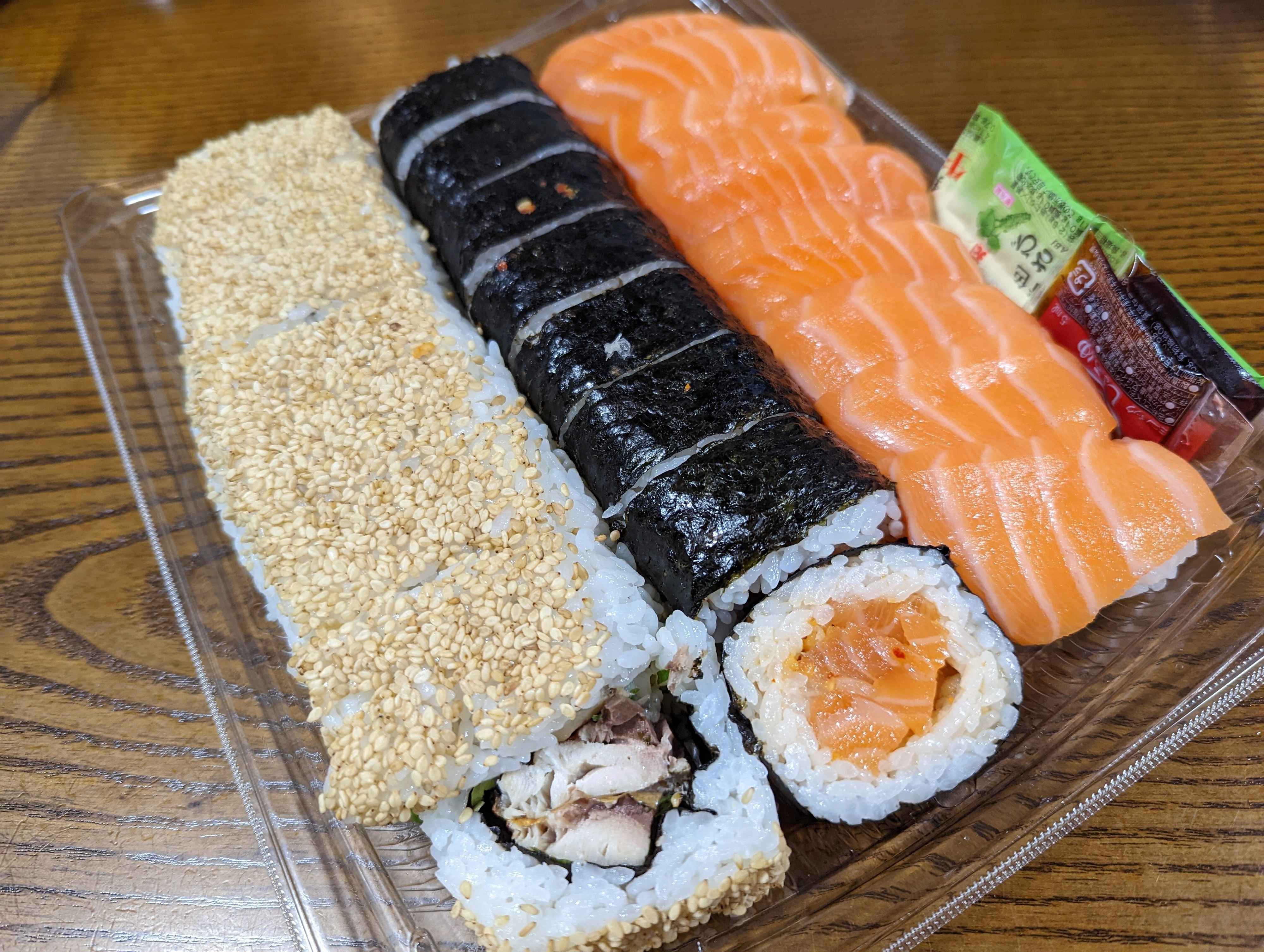 【コストコ】やっぱりお寿司はおいしい！新商品「サーモン＆焼鯖寿司」は具が大きくて食べ応えアリ