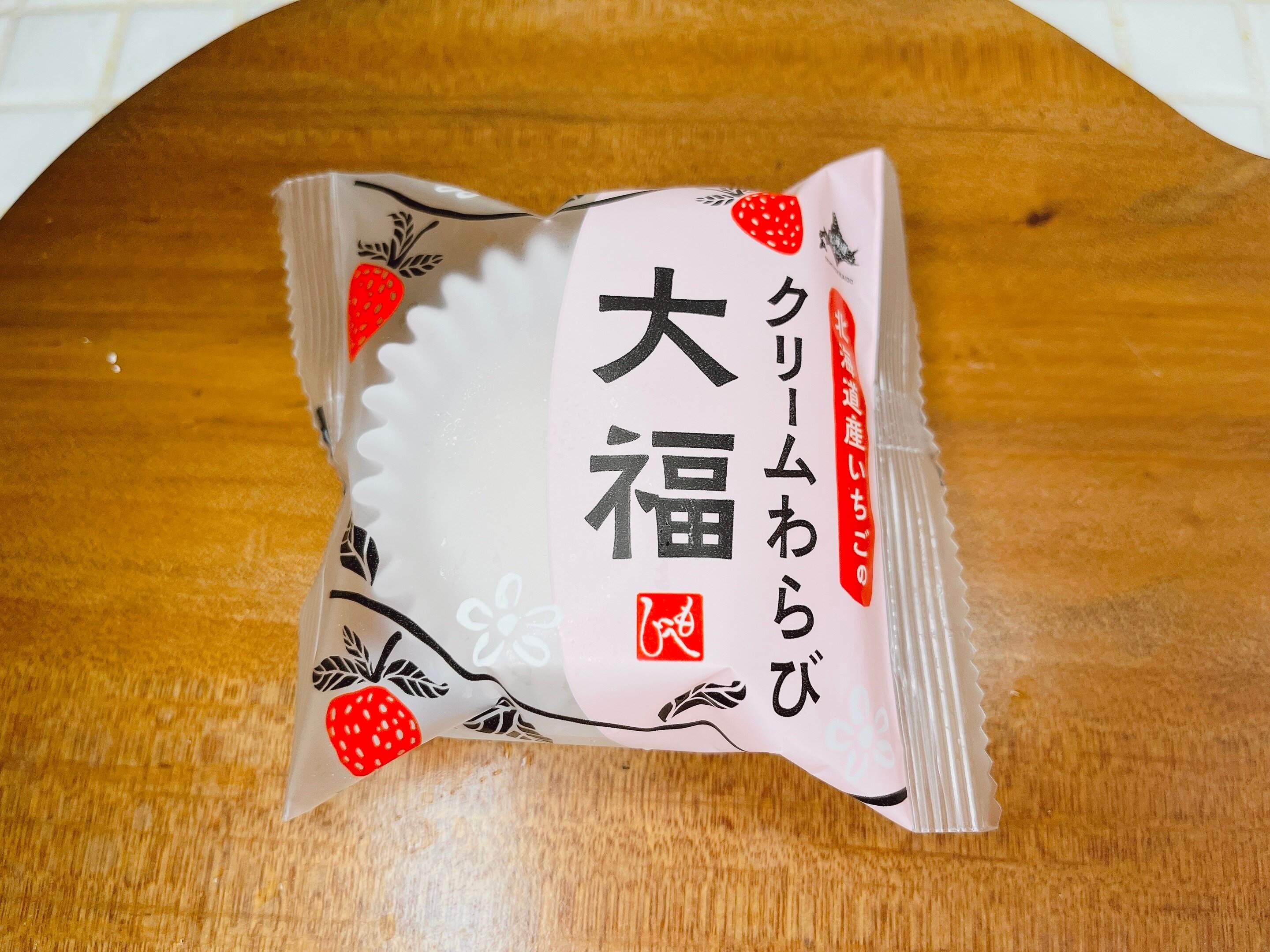 【カルディ】ぷるんぷるんでクリームたっぷり！新作冷凍スイーツ「クリームわらび大福」