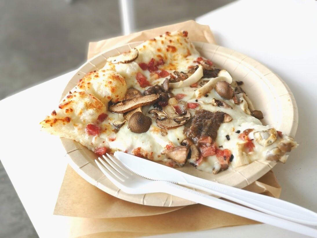 【コストコ】宅配ピザには戻れない!? 秋を感じられるフードコート新商品