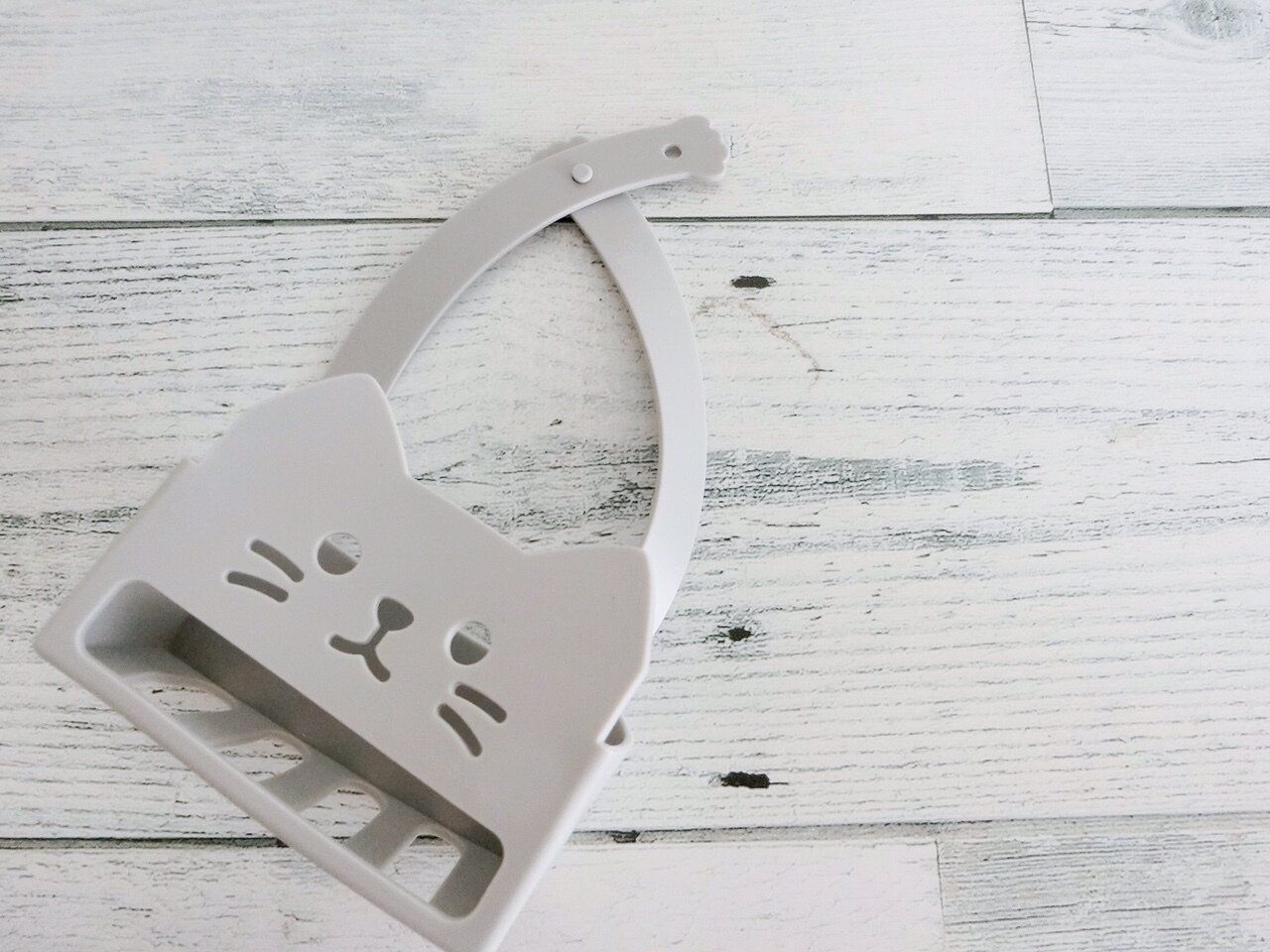 【セリア】にゃんだか癒されます…水まわりにちょこっと便利な洗面小物用ホルダー