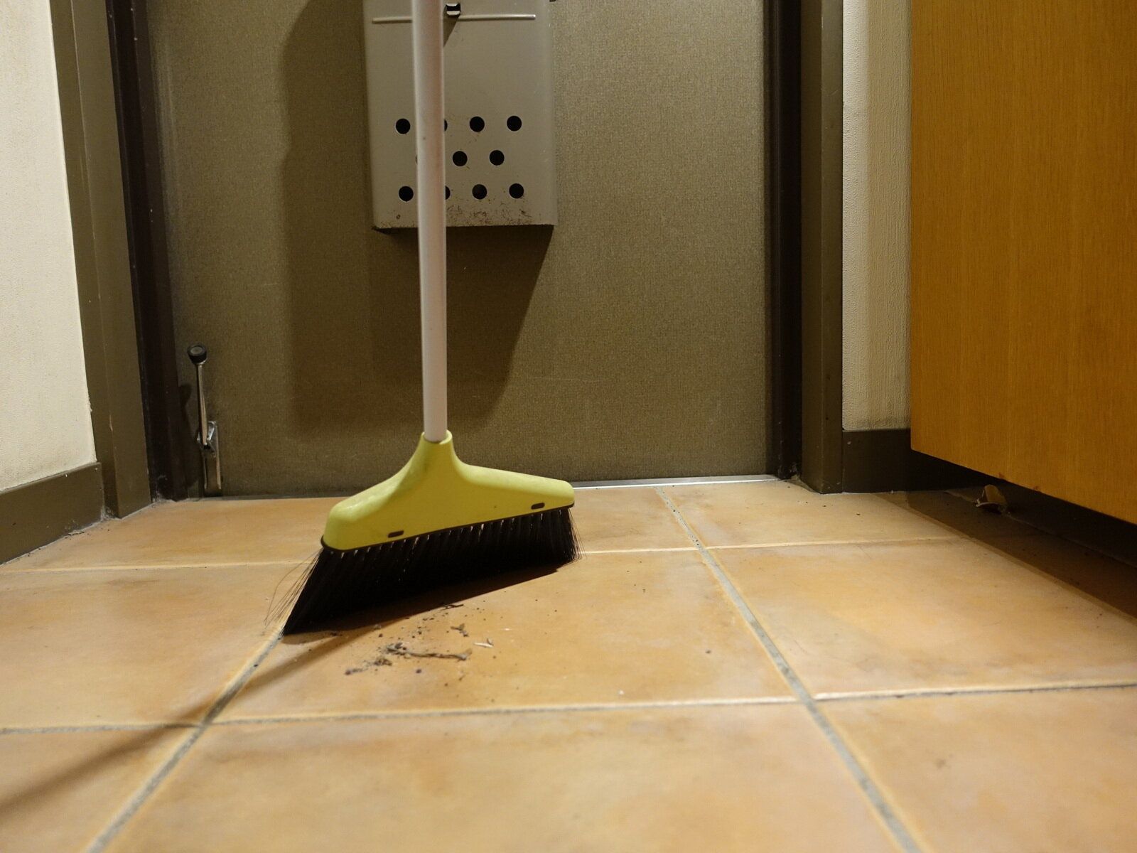 最初に「やってはいけない」ことは？これで完璧、プロおすすめ「玄関掃除の順番」の正解