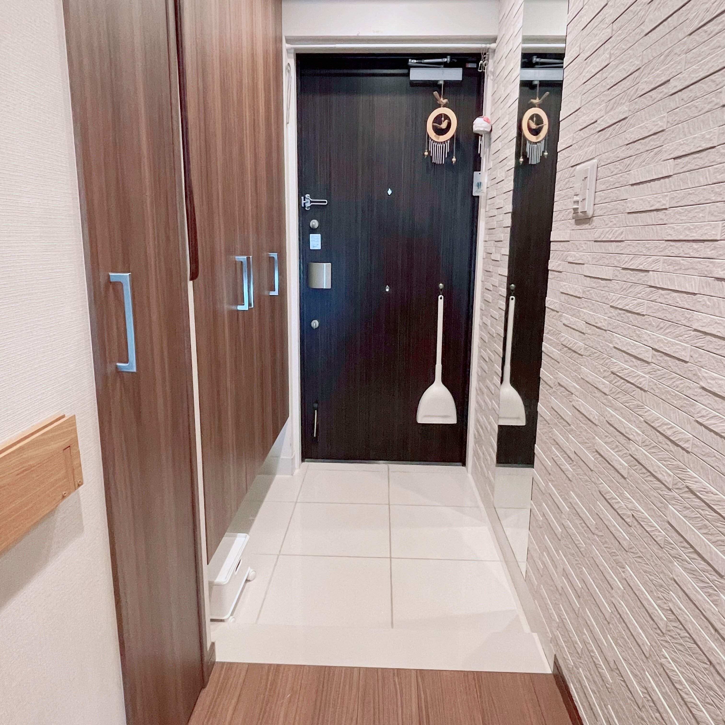 水も洗剤も不要！めんどうな玄関掃除を簡単にする方法