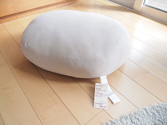 無印良品の「背当てにもなるやわらかマルチクッション」は抱いて寝るもよし、枕にするもよしのマルチなクッション