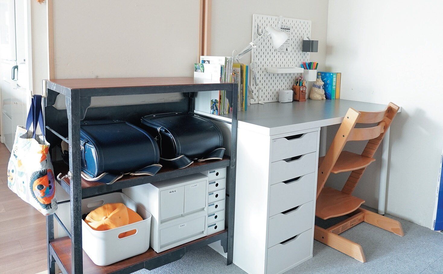 ランドセルと学習道具。小学生が自分で片づけやすいのは、この王道の方法でした。