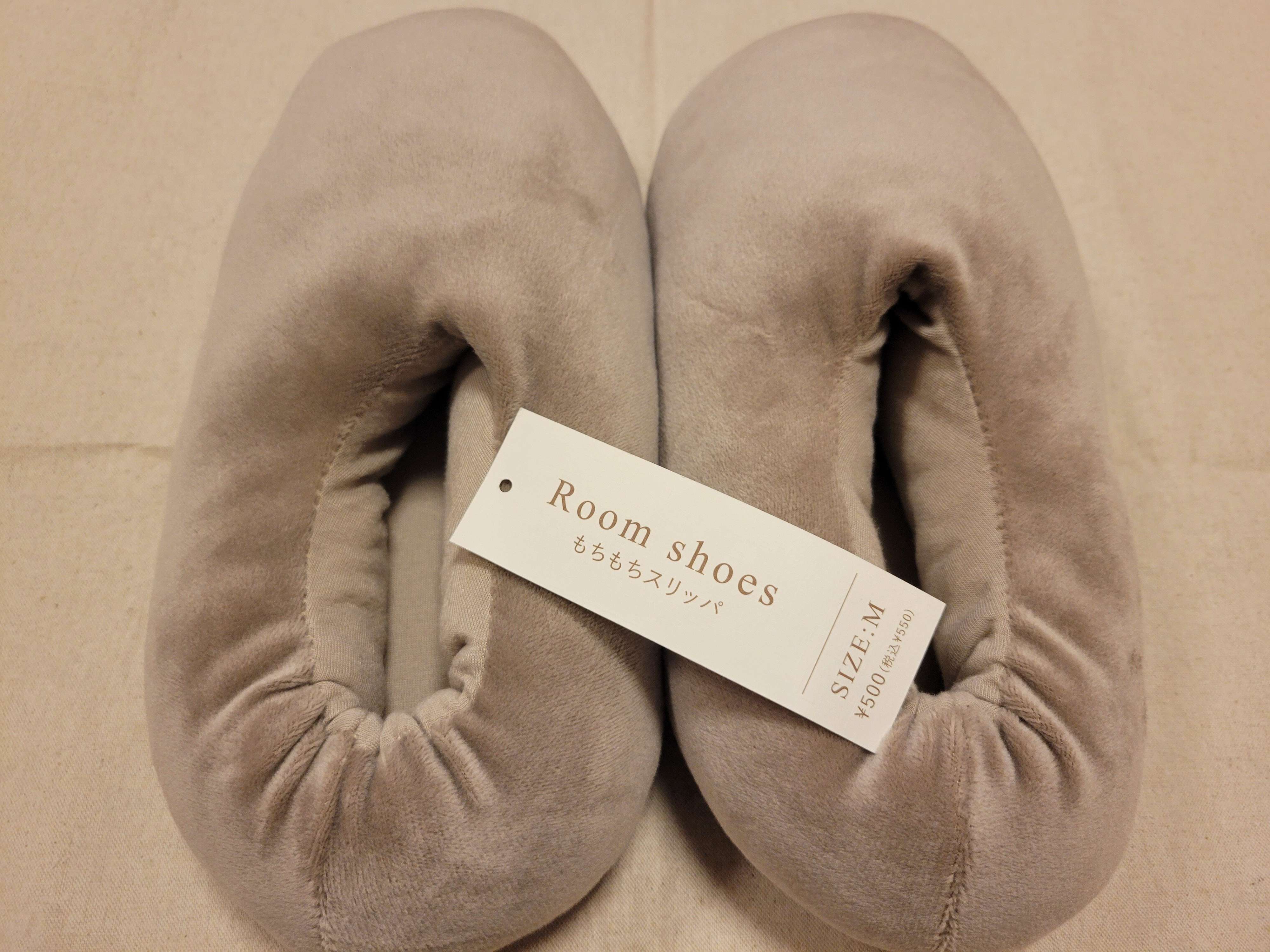 【3COINS】値上げしてもバズるの納得！肌触り最高のあったかルームシューズ